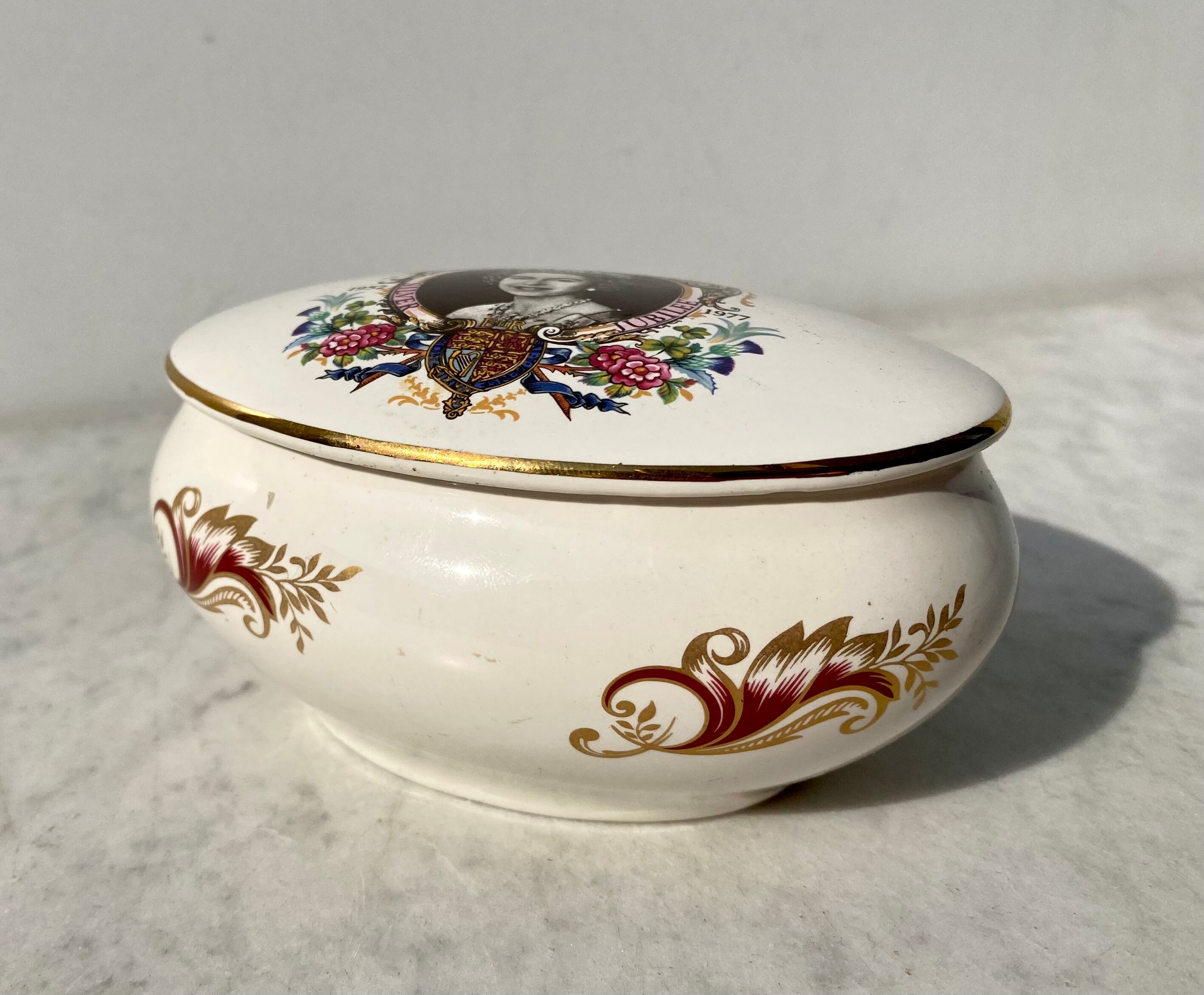 Porcelain box royal worcester collector queen elizabeth ii silver jubilee 1977