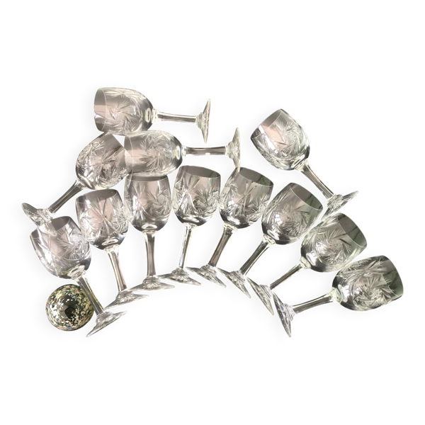 Set de 12 verres à vin en cristal taillé