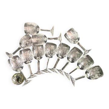 Set de 12 verres à vin en cristal taillé