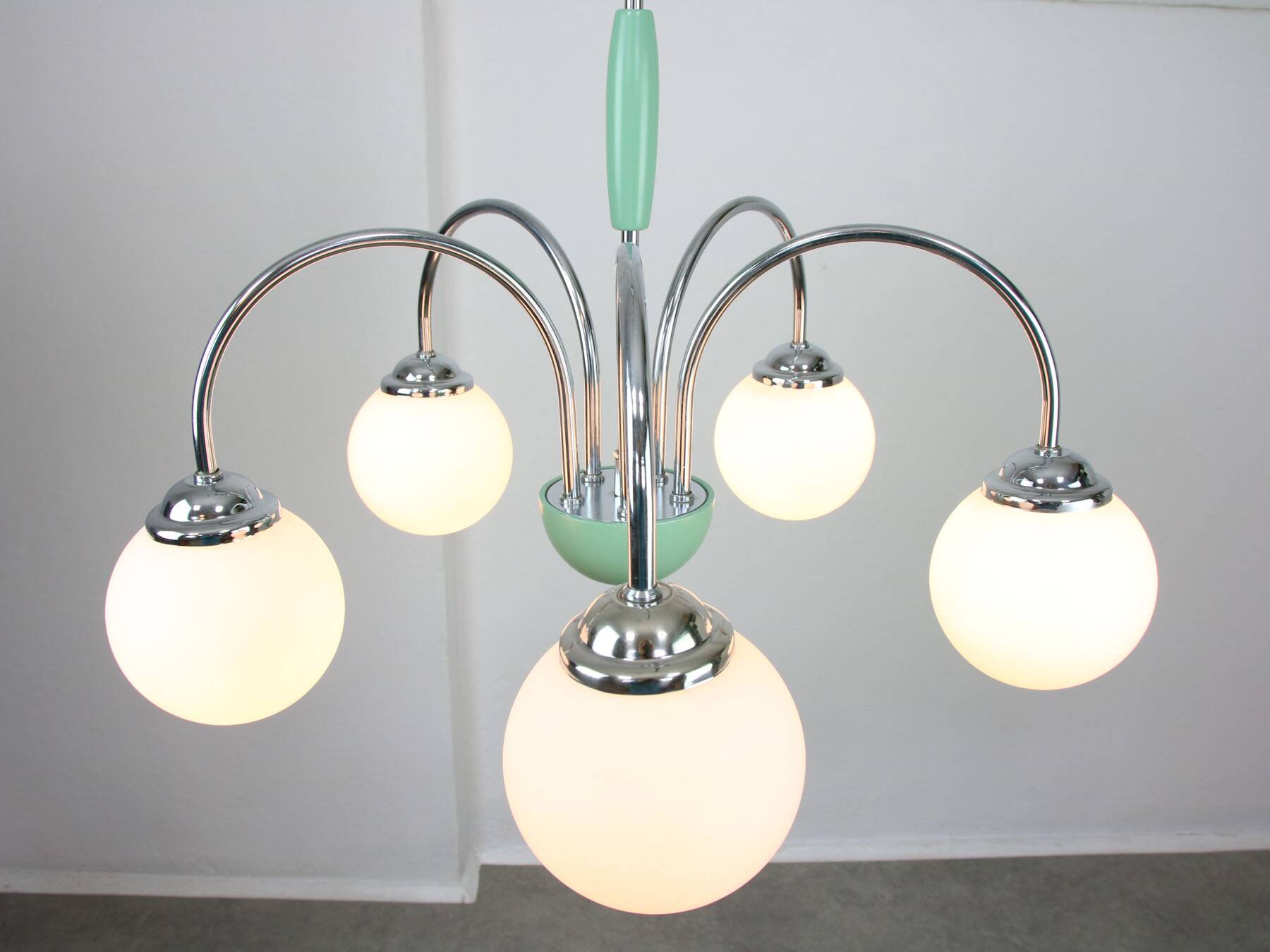 Lustre italien en chrome et opalin du milieu du siècle