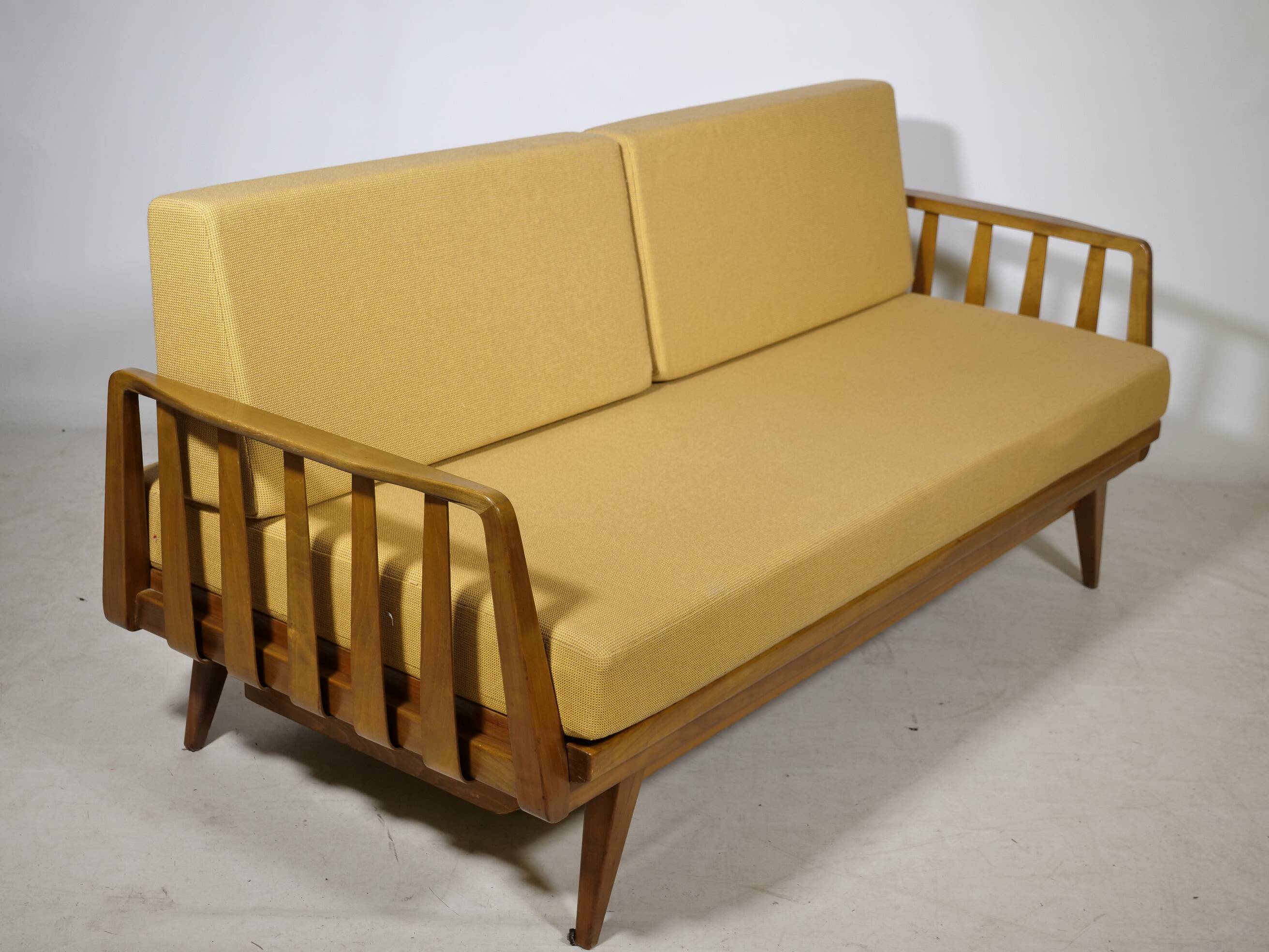 Lit de jour de style mid-century en bois de cerisier par Walter Knoll pour Knoll Antimott, années 1960.
