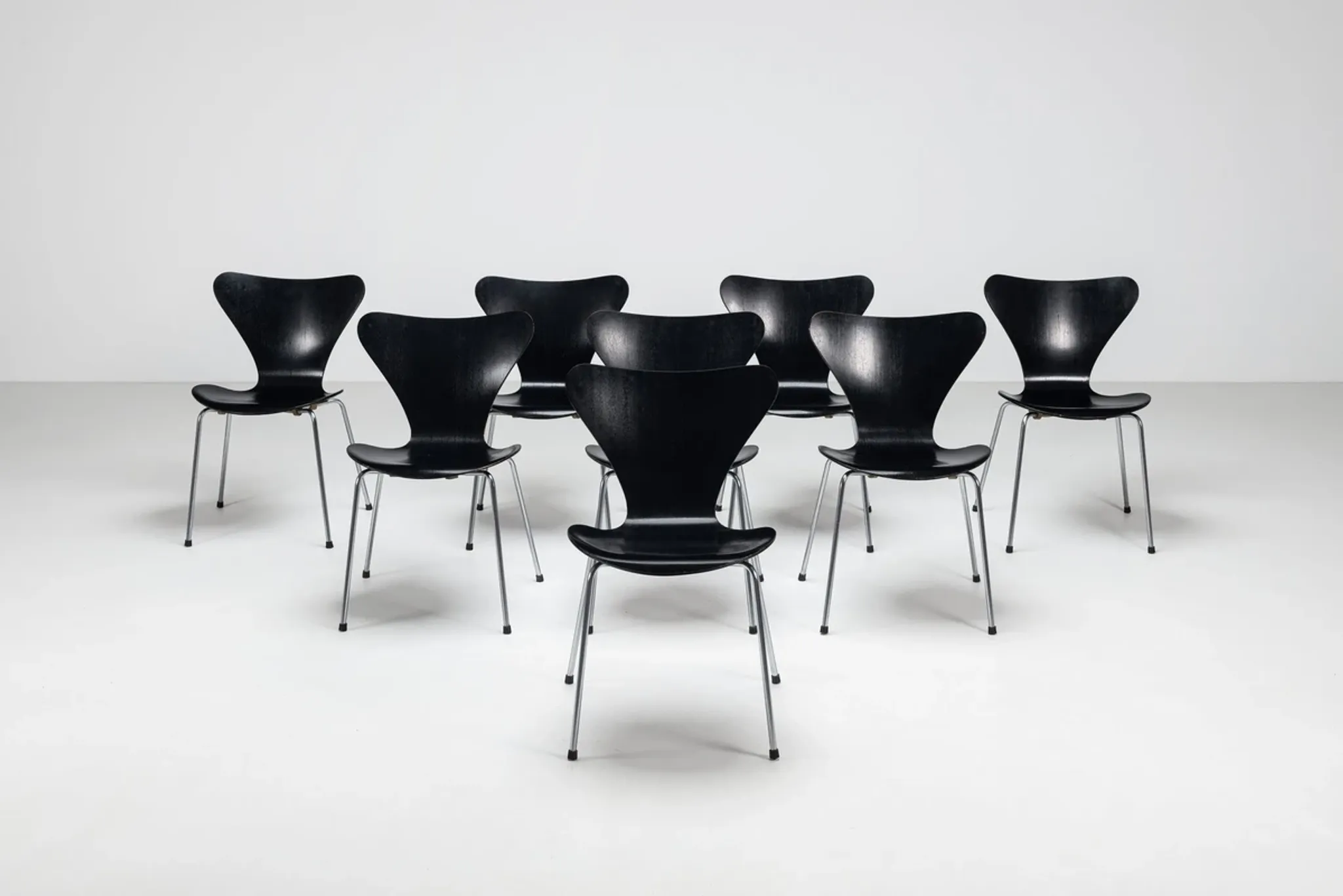 Arne Jacobsen set of eight 3107 Butterfly dining chairs Fritz Hansen Denmark 1967