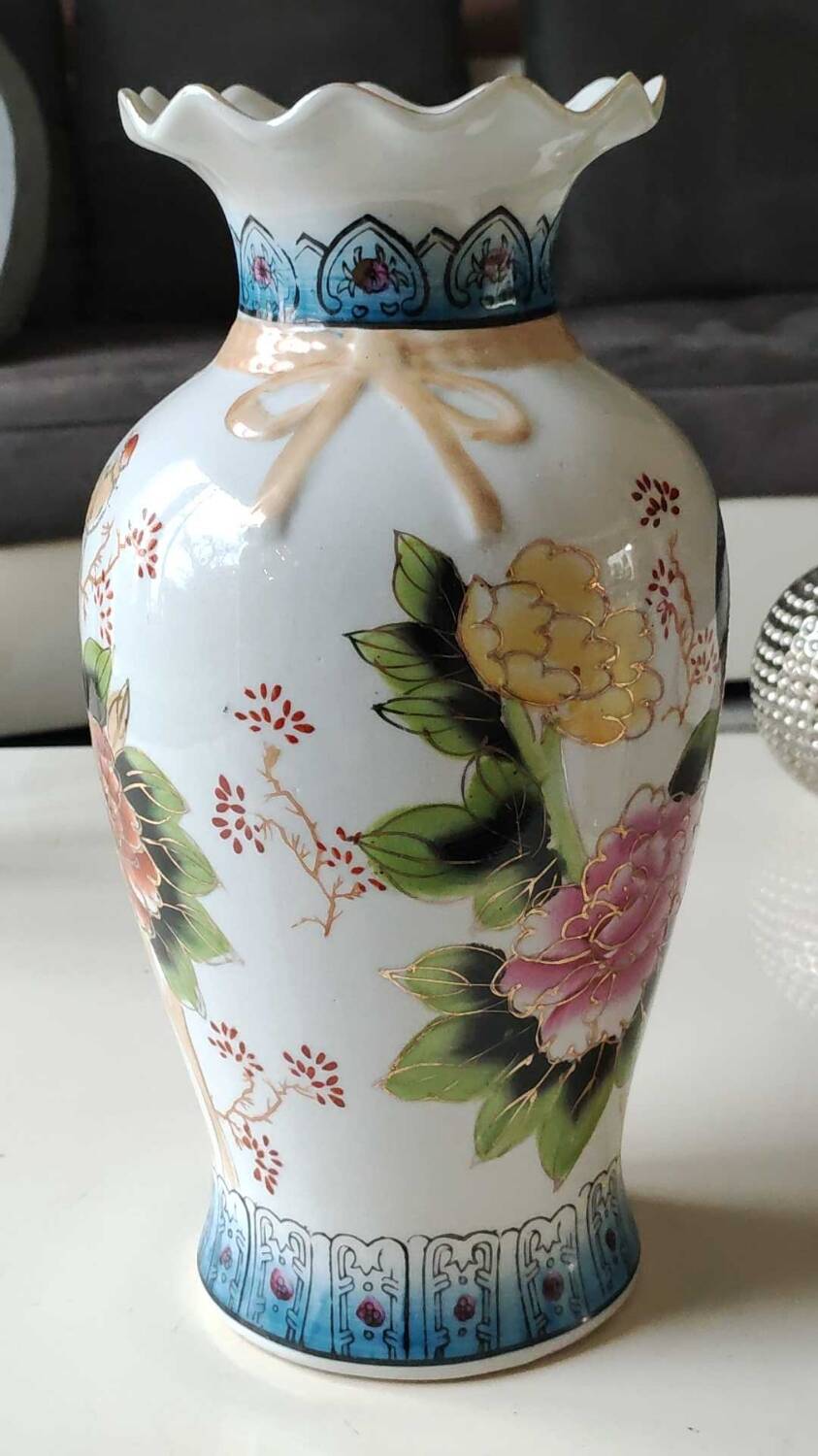 Chinese polychrome porcelain base. Peacock/birds of paradise designs. Corolla-shaped collar with ribbon. 30 x 15 cm