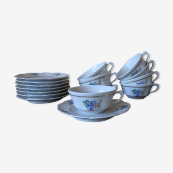 8 tasses et leurs soucoupes en porcelaine