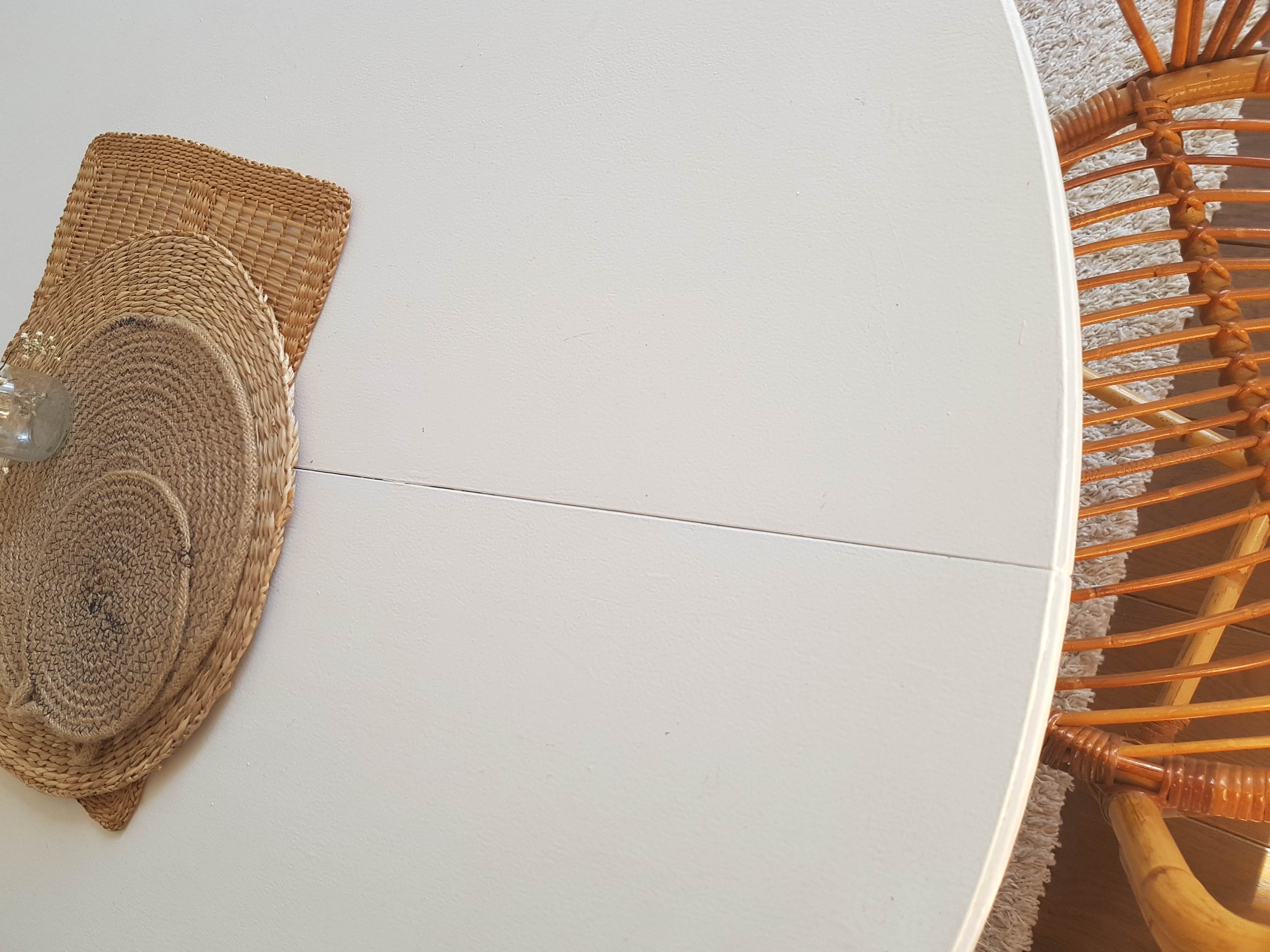 Scandinavian extendable table with butterfly extensions