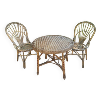 Round table with 2 rattan chairs