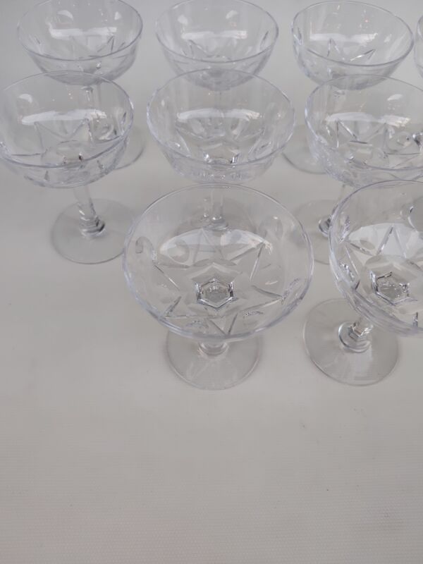 10 coupes à champagne en cristal de saint Louis, modèle VIC.