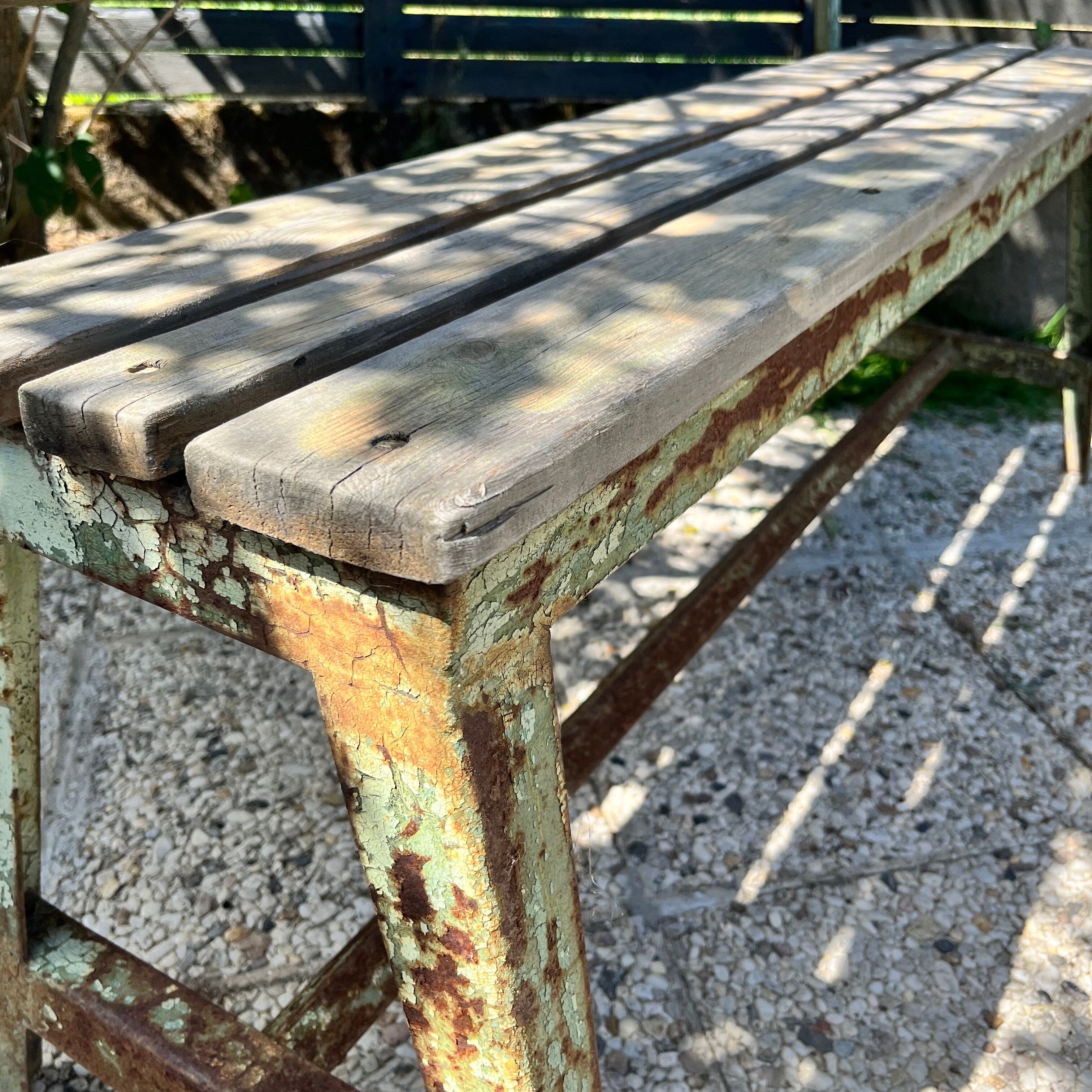 Garden bench in iron and wood and these 2 wooden stools