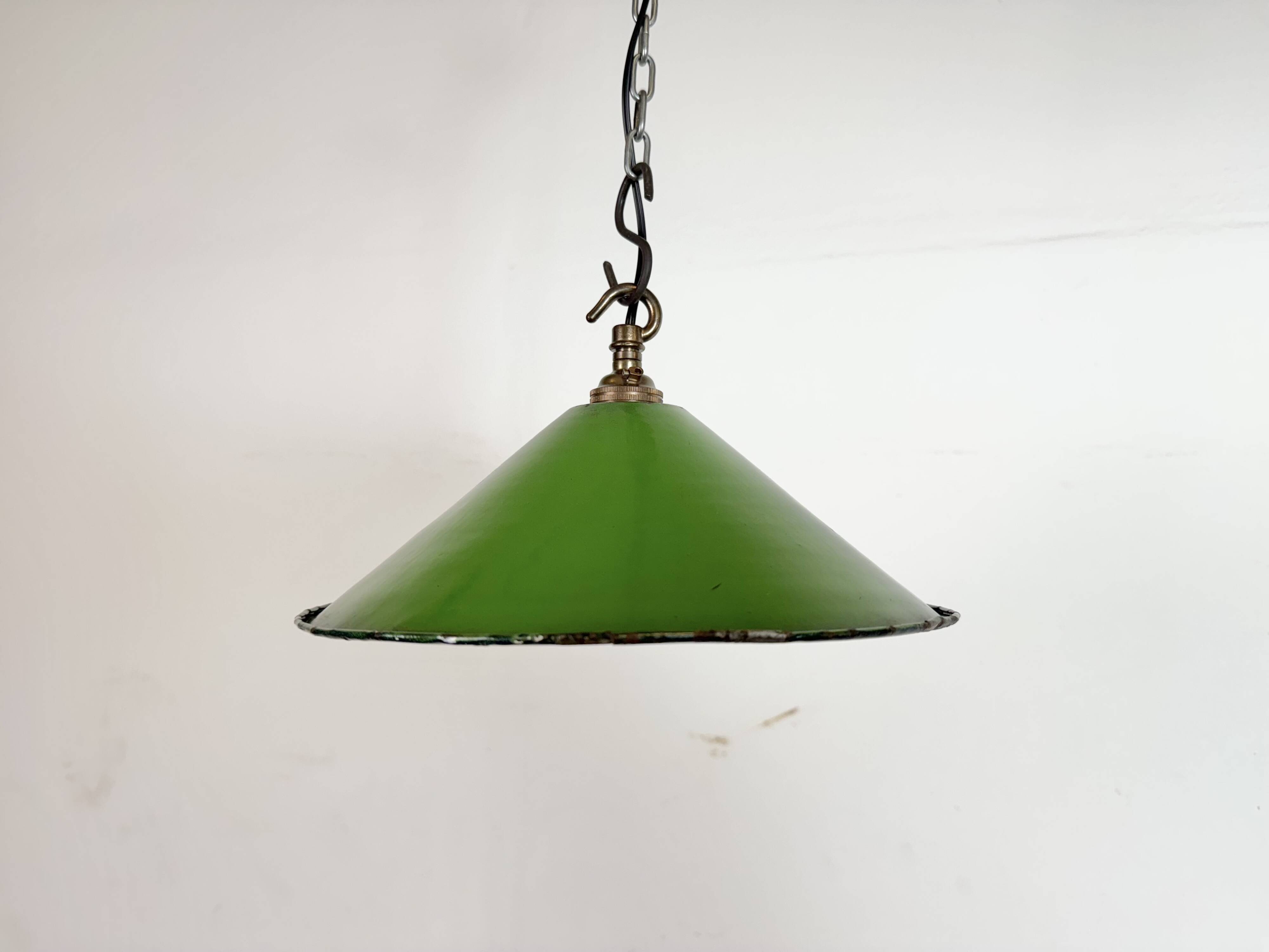 Suspension industrielle britannique en émail vert, années 1950