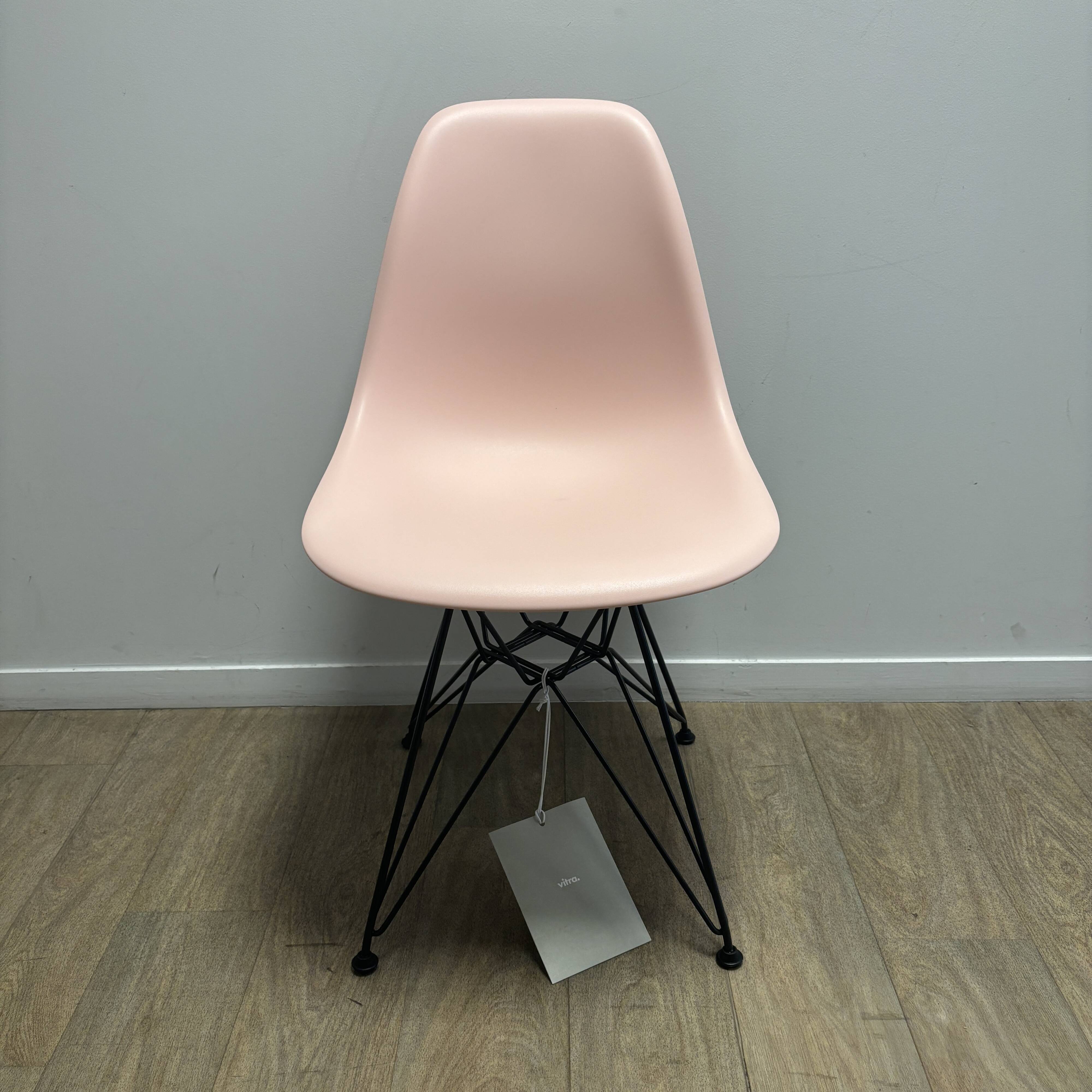 EAMES DSR CHAIR SOFT PINK / BLACK - VITRA