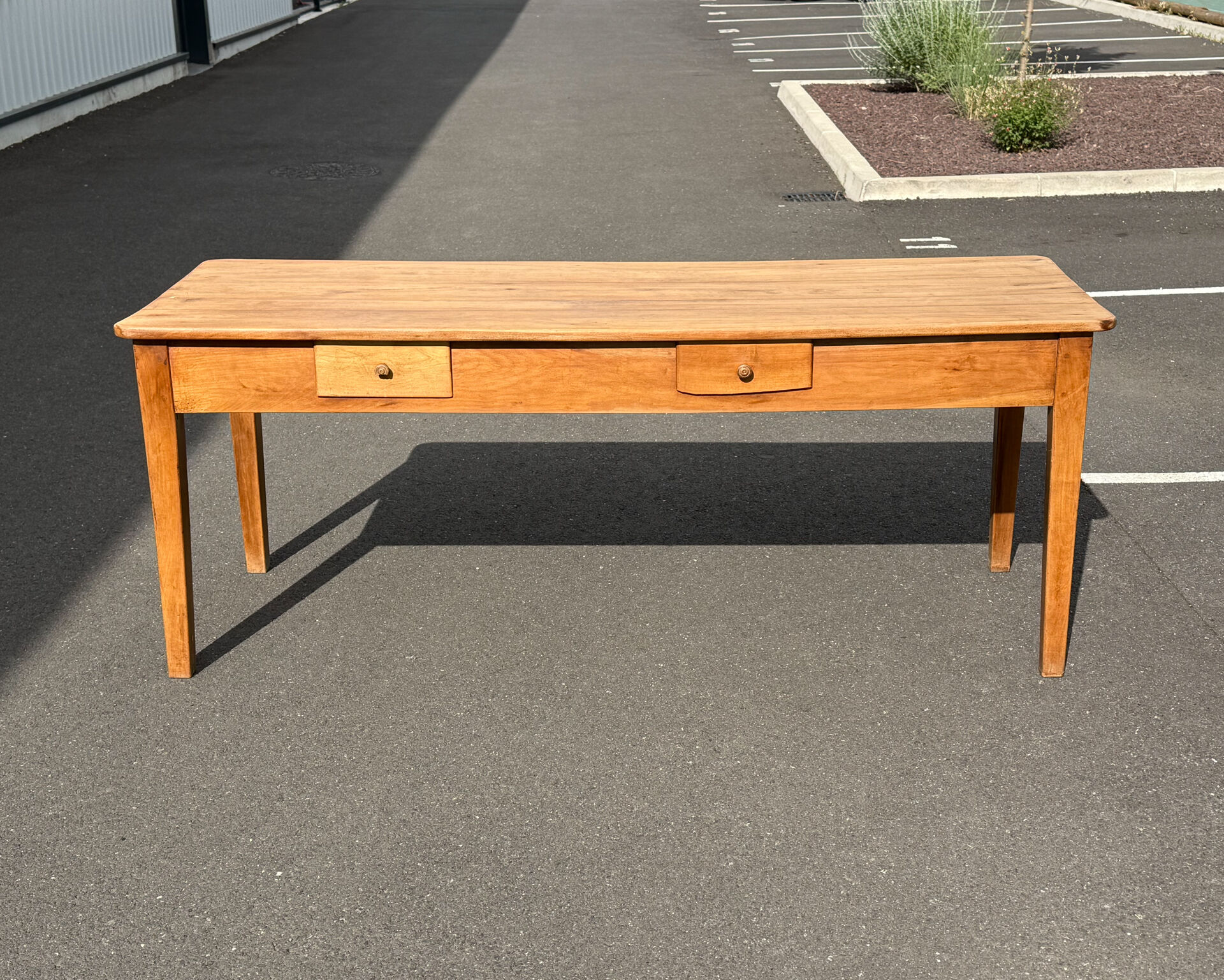 Grande table en noyer massif