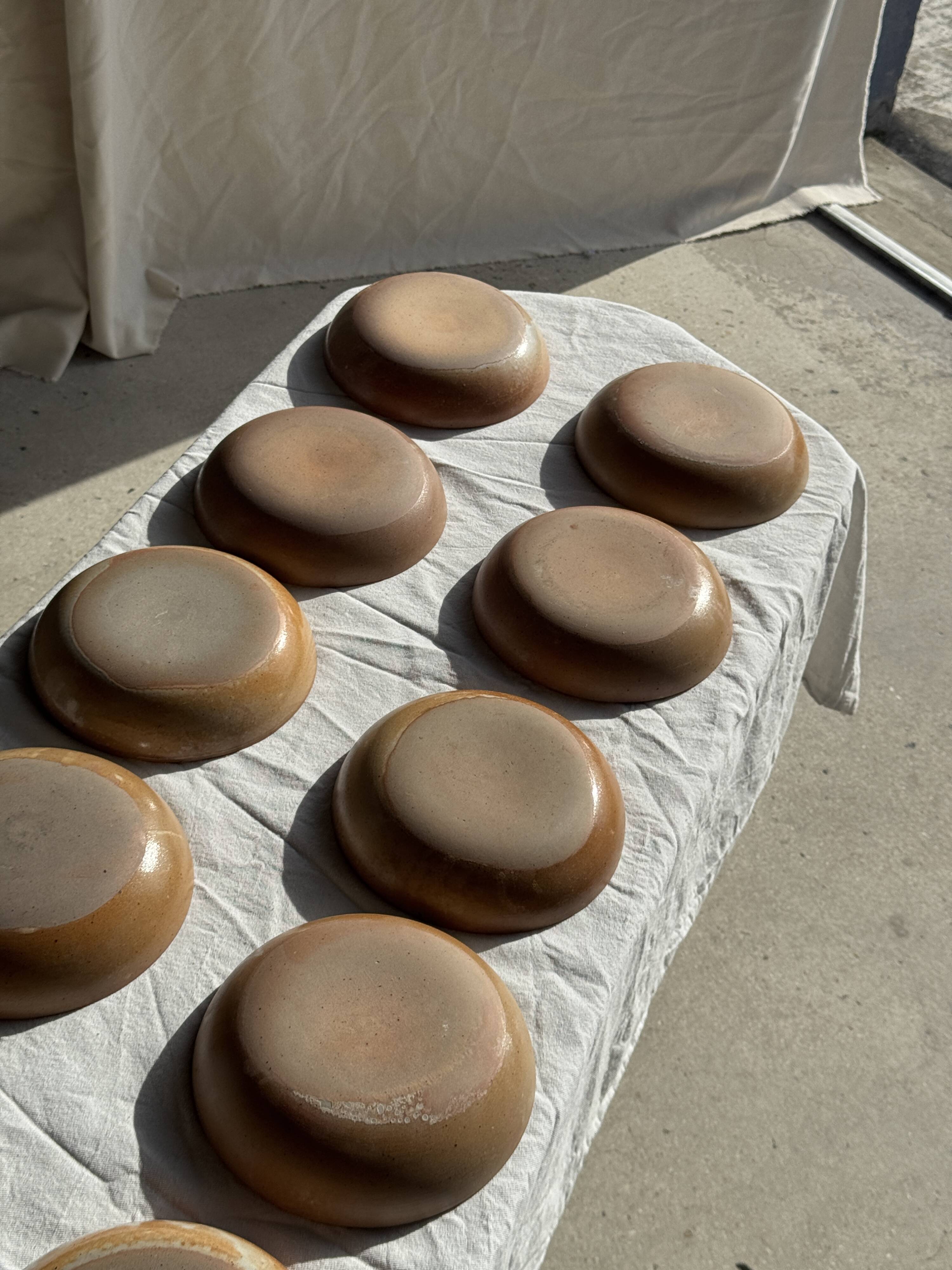 11 assiettes creuses artisanales vintage en grès mat