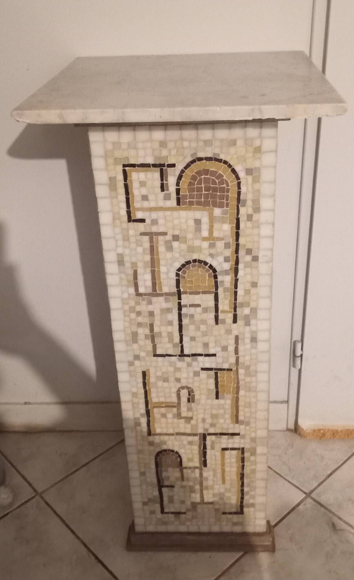 Pedestal column / Vintage stand in mosaic with Antique Labyrinth pattern