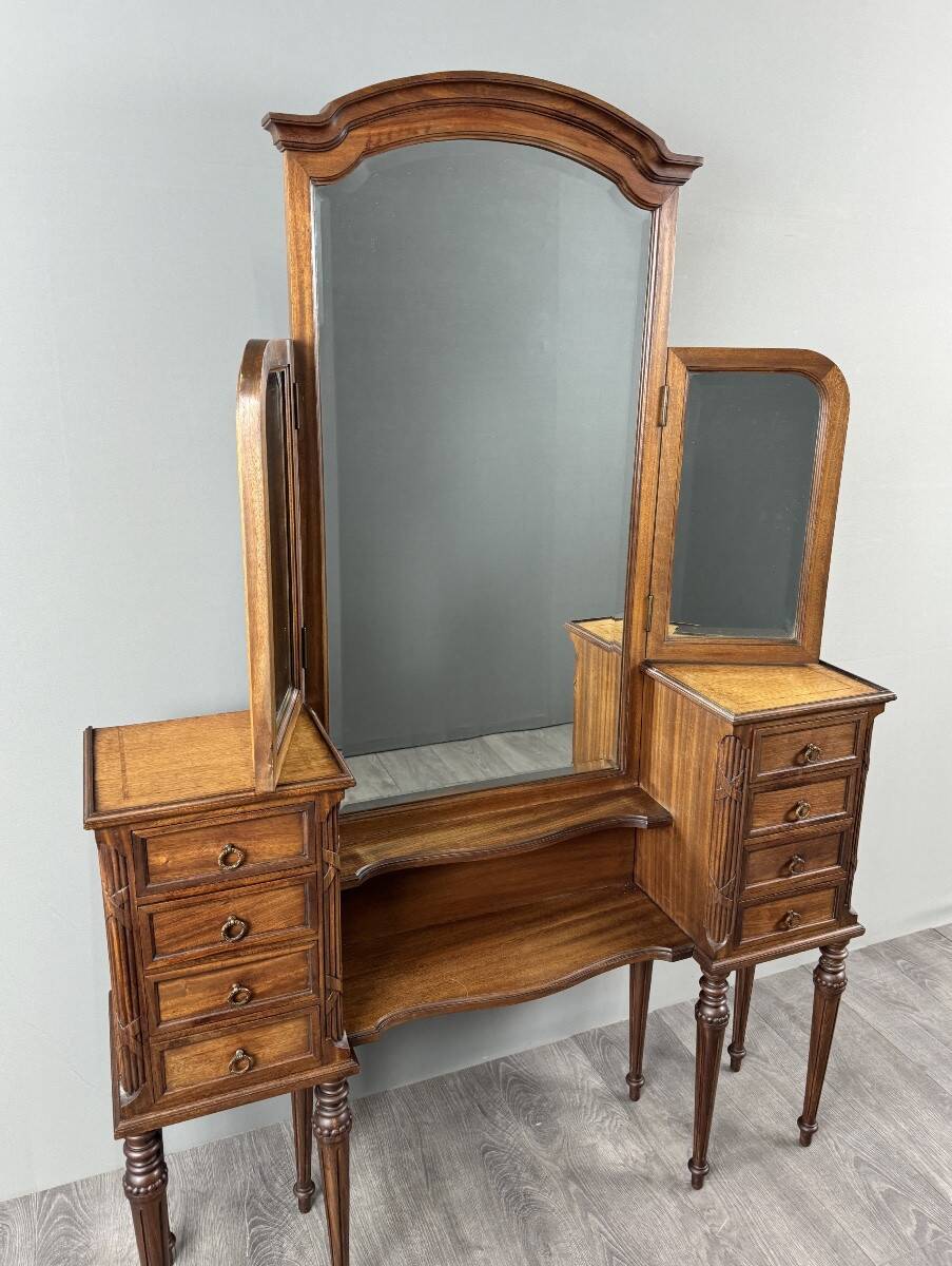 Coiffeuse avec miroir triptyque de style Louis XVI, XXe siècle