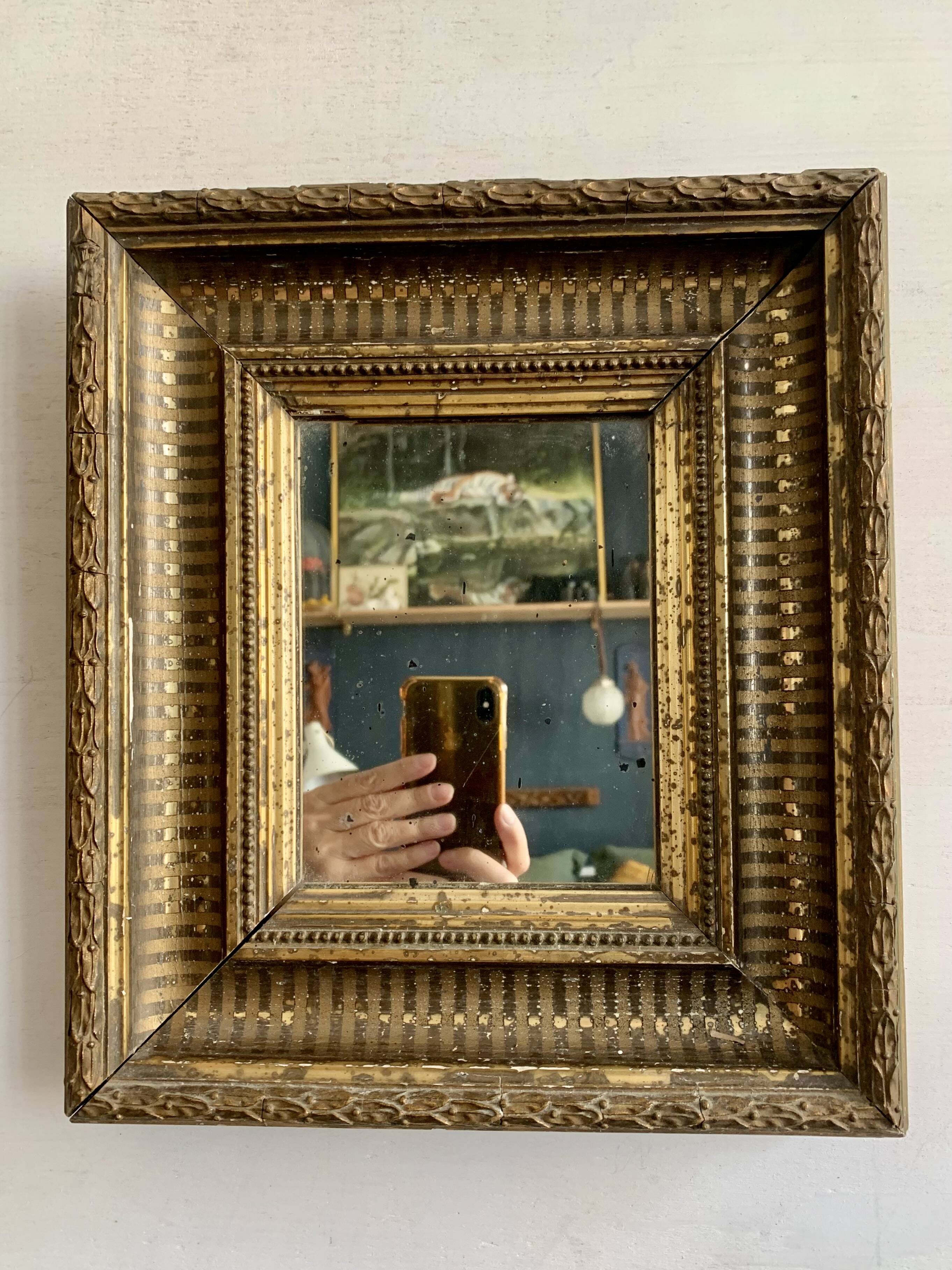 Petit miroir ancien doré à la feuille d’or, fin XIXe siècle