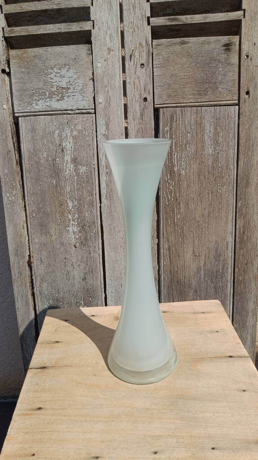 Single-stem vase in white opaline glass