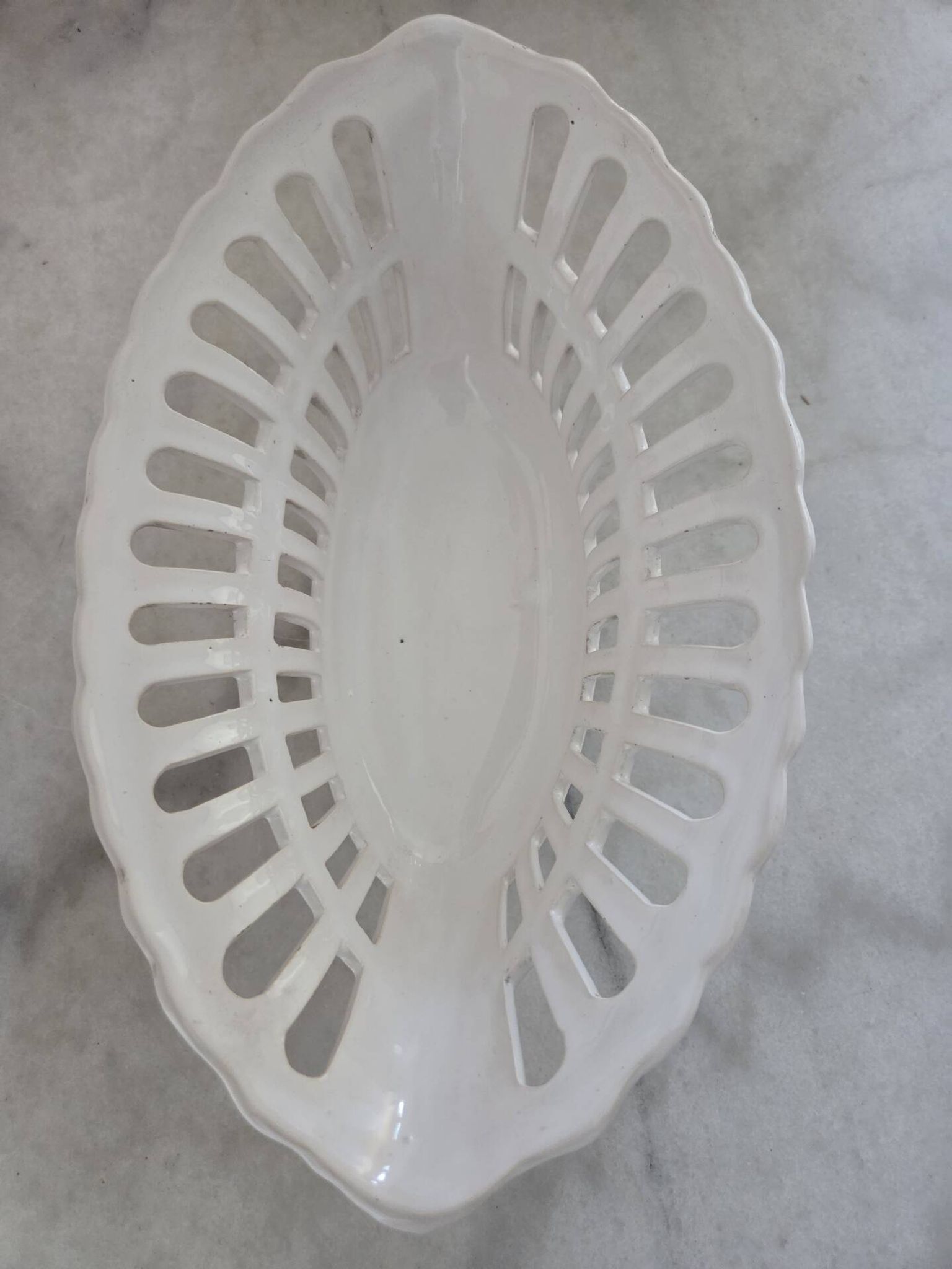 Corbeille ajourée, céramique blanche