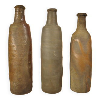 Trois bouteilles anciennes en gres