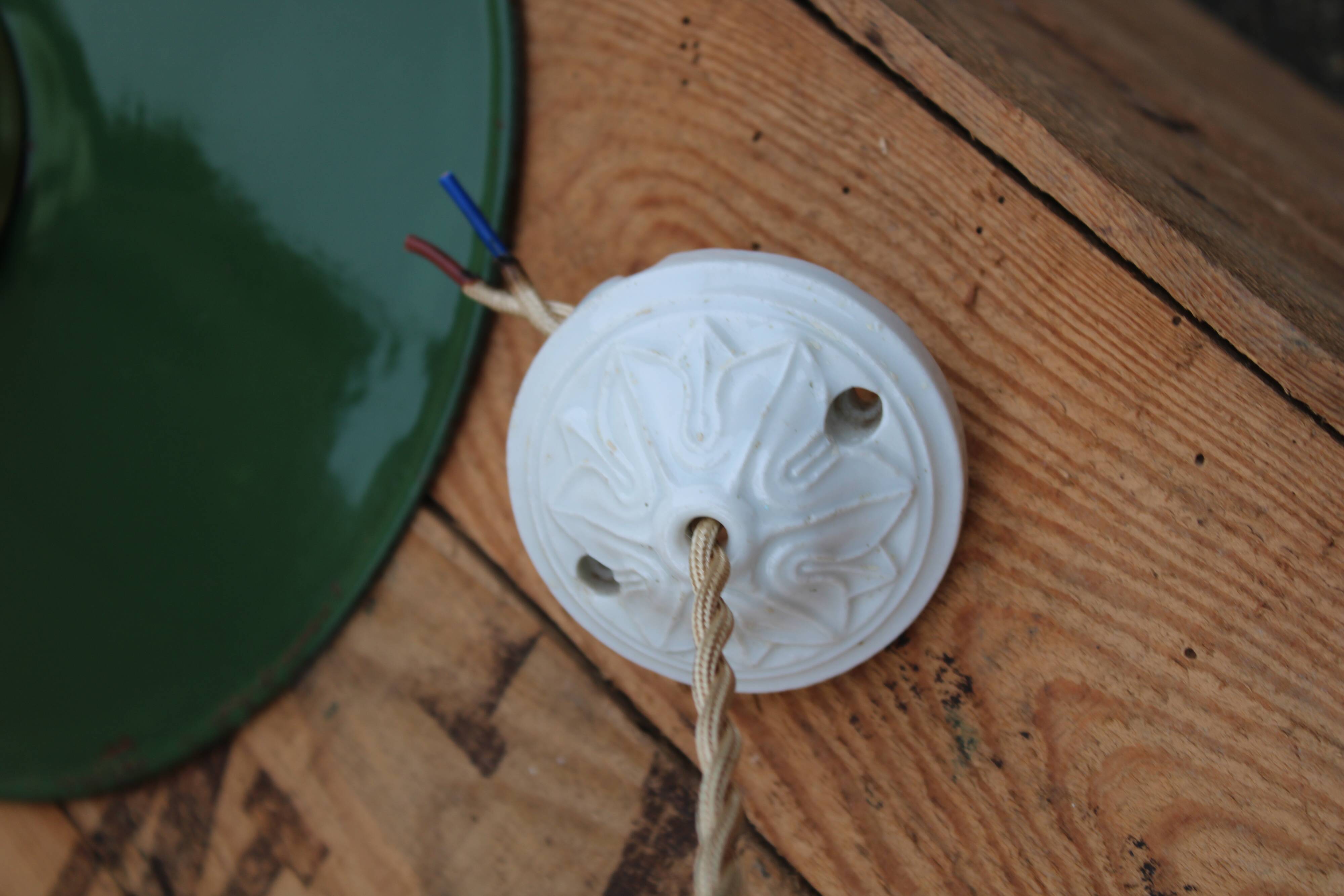 Hanging in green enamelled sheet metal