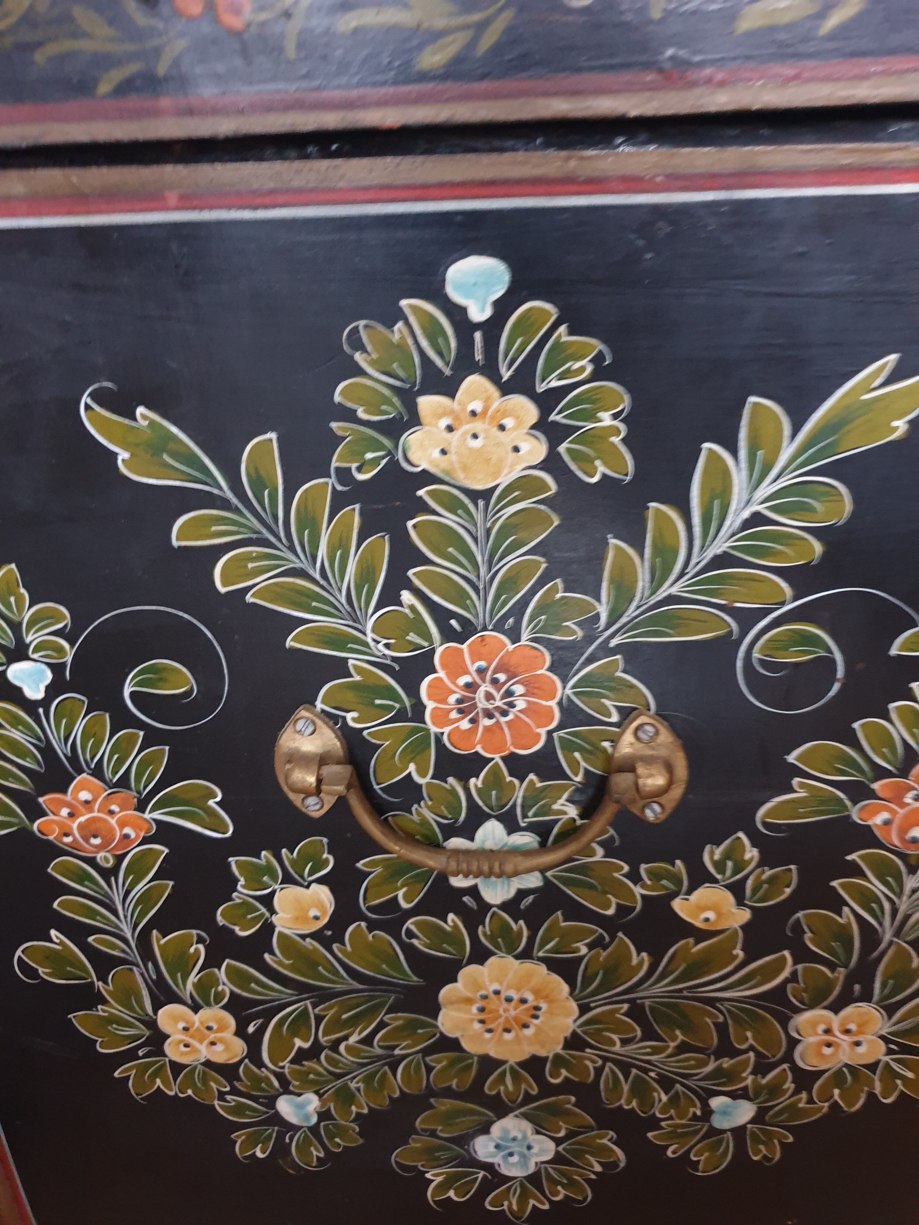 Old trunk chest lacquered Indian lacquered wood