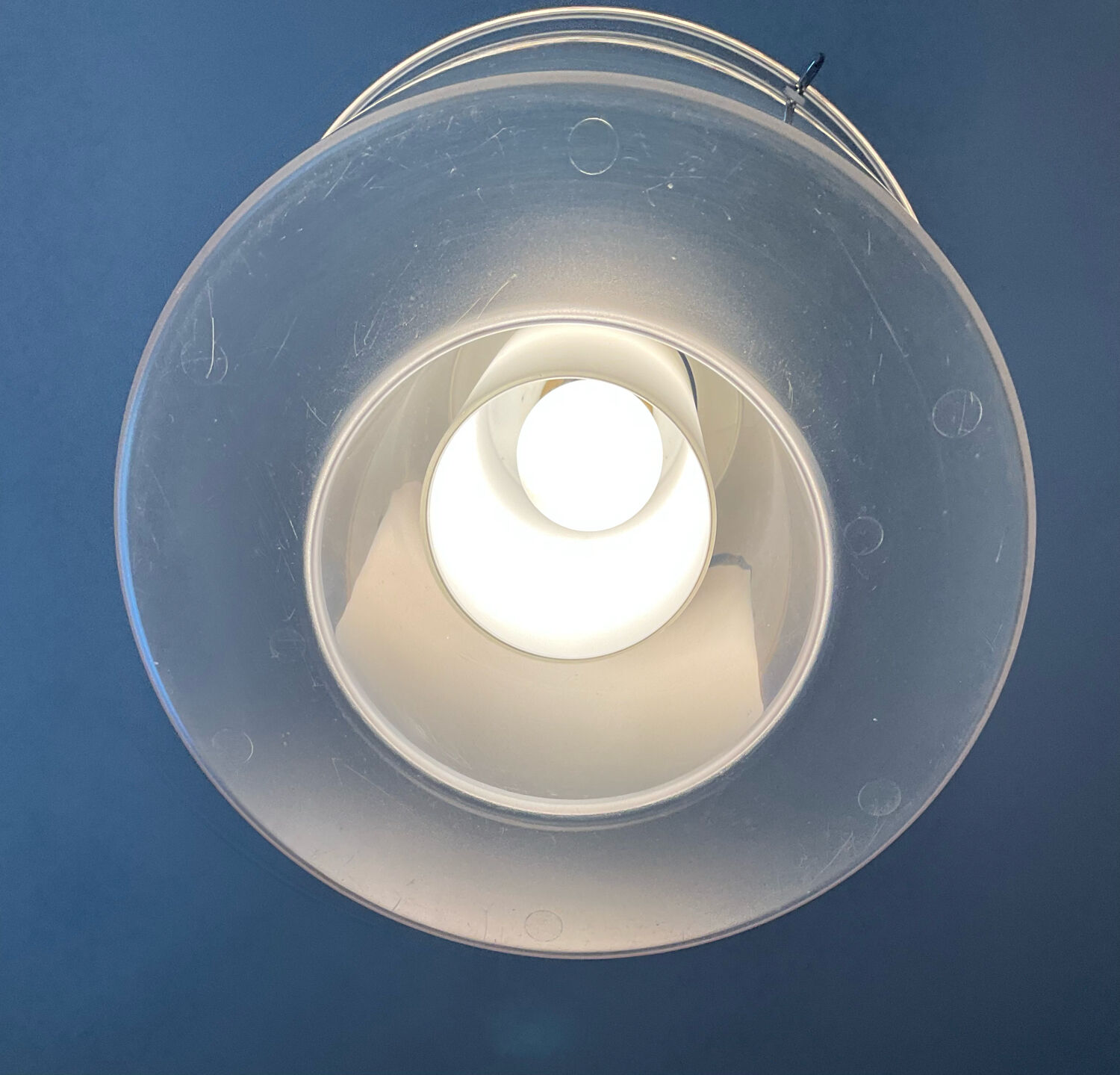 Suspension vintage en opaline et plexiglas