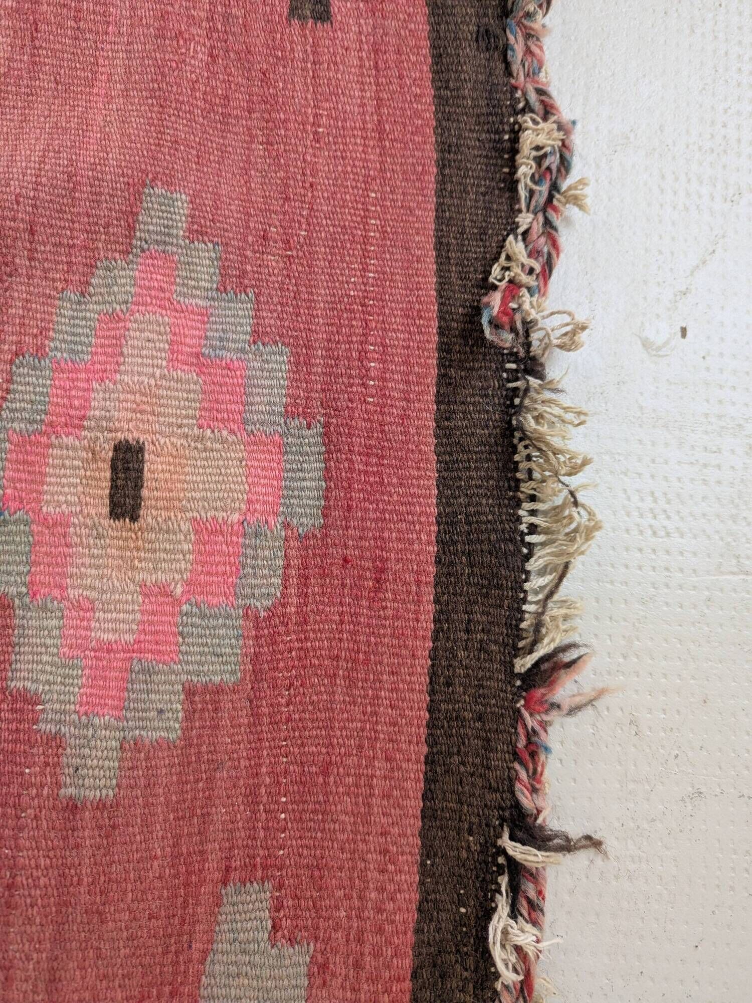 Tapis kilim ancien dans des tons rose