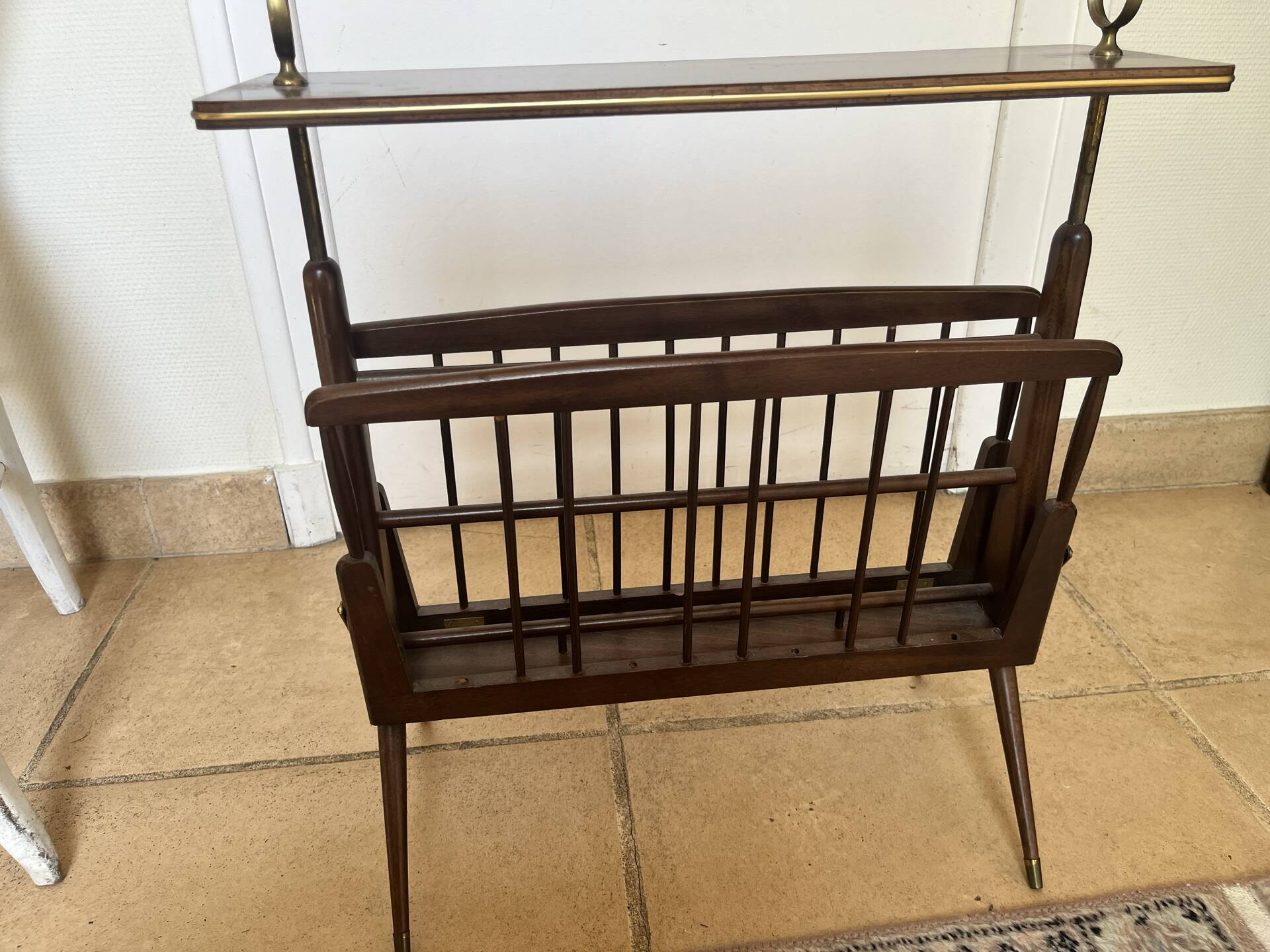 Folding magazine rack with shelf
