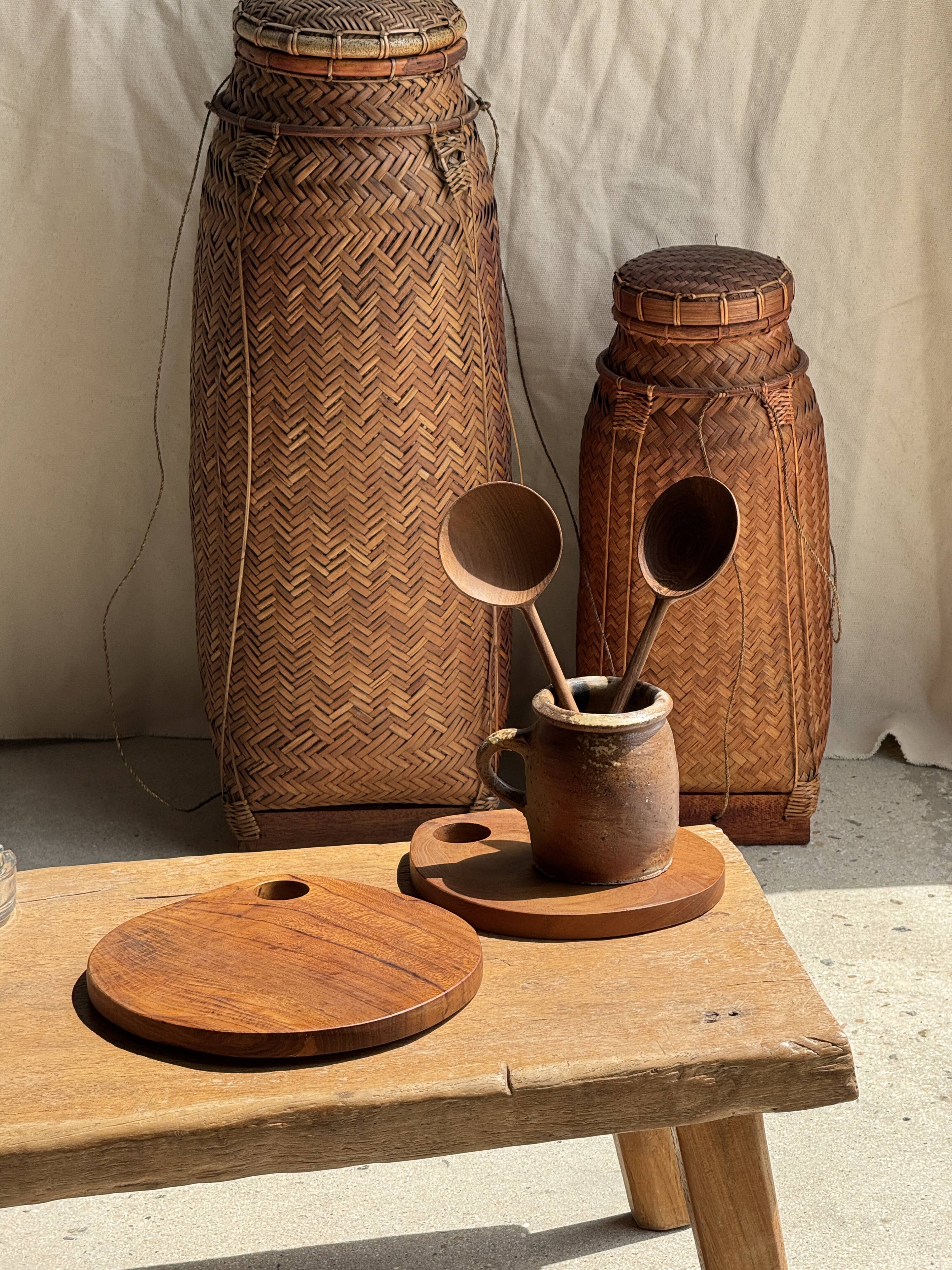 Average circular teak monoxyle chopping board with handle 26 x 18.
