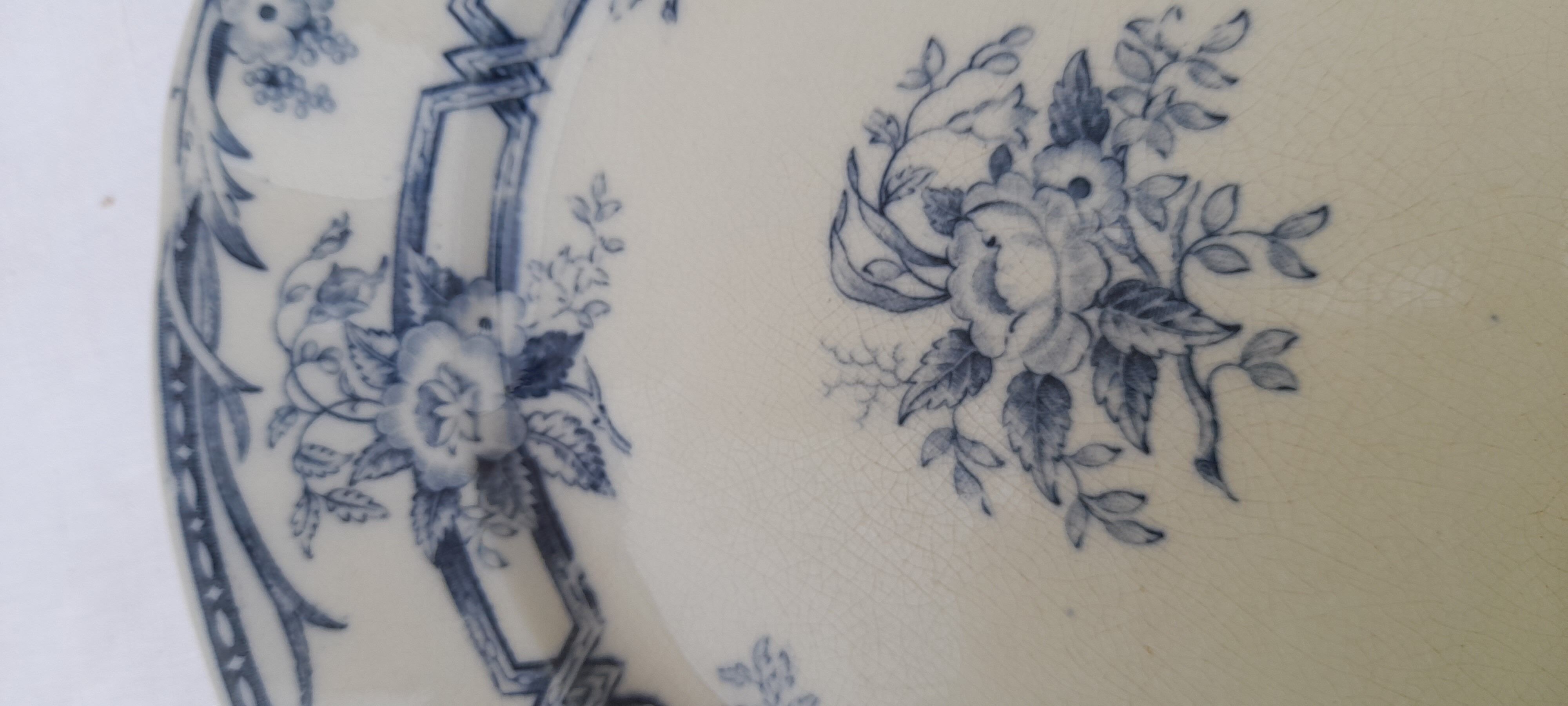 2 flat plates in Sarreguemines earthenware model Ceres XIX th diam 24.5 cm