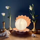 Lampe vintage en forme de coquillage en céramique et opaline.