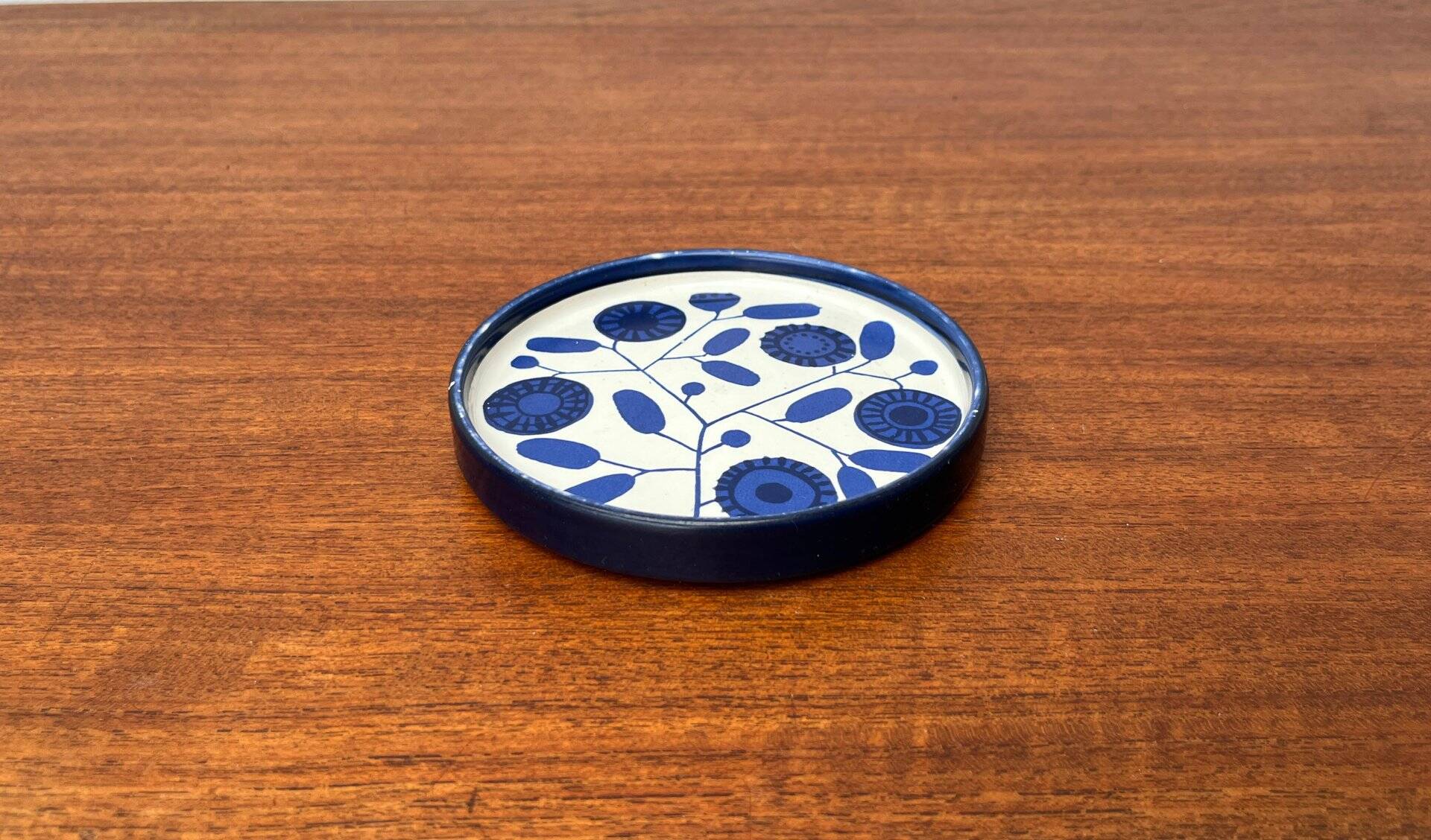 German ceramic saucer from the Stockholm series of the 1960s by Melitta, mid-century style.