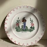 Assiette ancienne, de type régionale en faïence, breton environ de Vannes, garçon de ferme