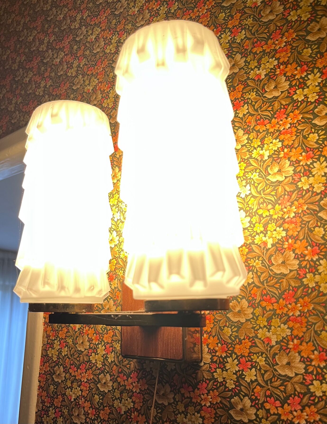 Paire d'appliques en laiton et verre