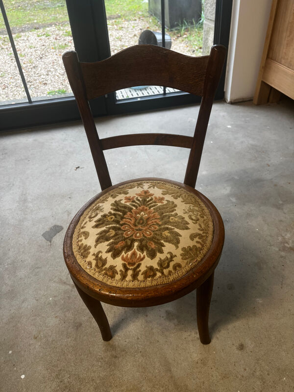 Chaise en bois tourné pour enfant