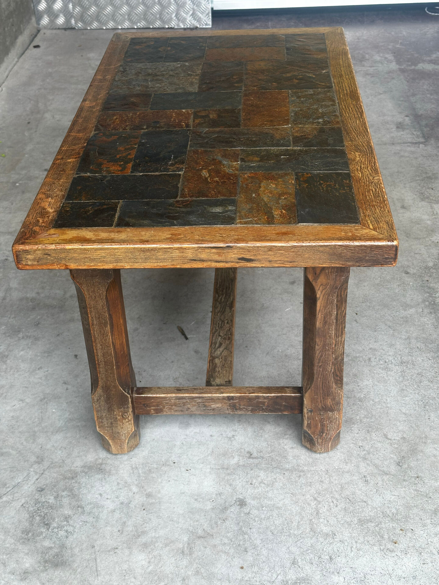 Table basse en chêne et ardoise – années 60-70