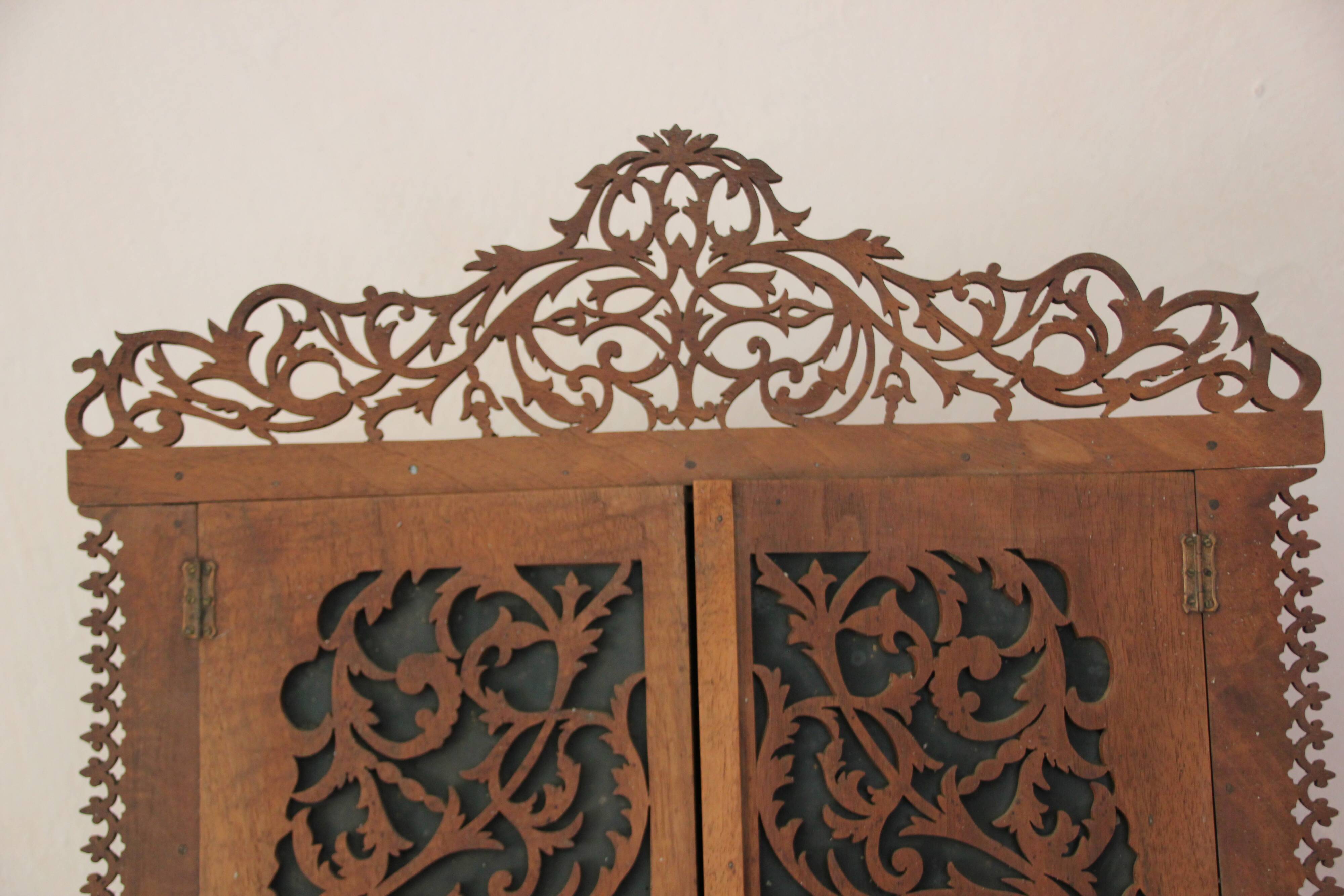 Wall cabinet to hang