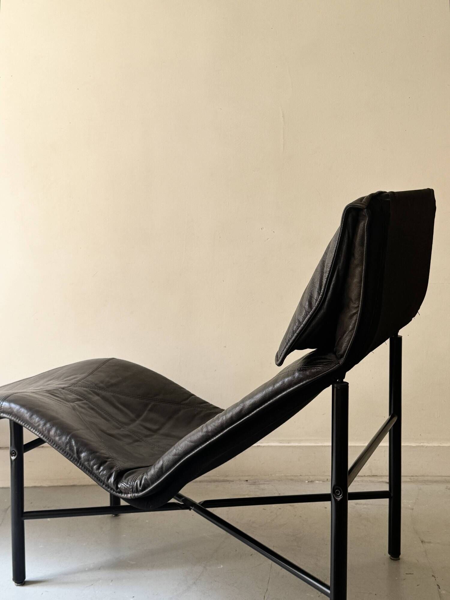 Scandinavian design chaise longue in black leather by Tord Björklund, Sweden 1970.