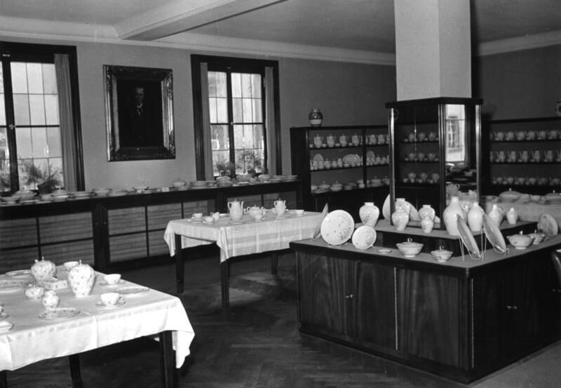Bavarian porcelain dessert service with floral decoration. Around 1960.