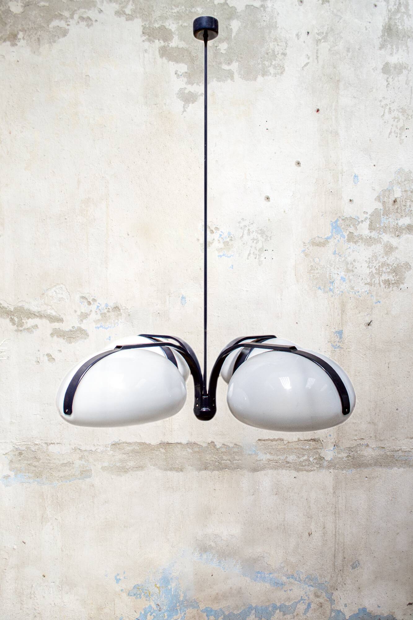 Lampadario quattro luci in Plexiglas e metallo laccato Italia anni '70