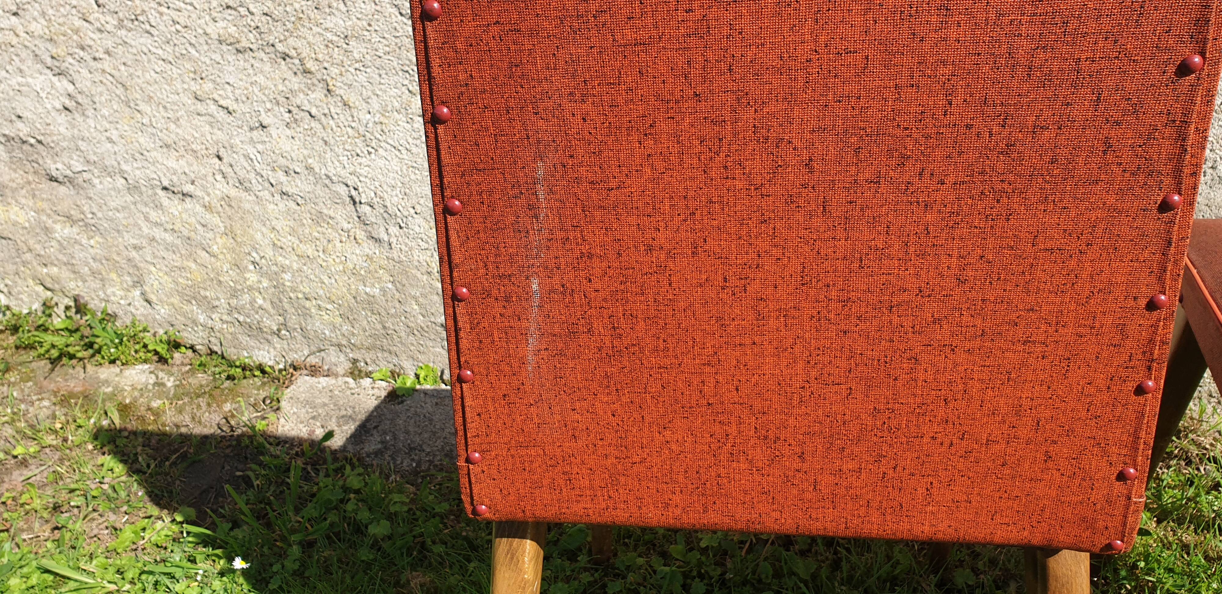 Pair of 1950s lounge chairs in oak and red moleskin.