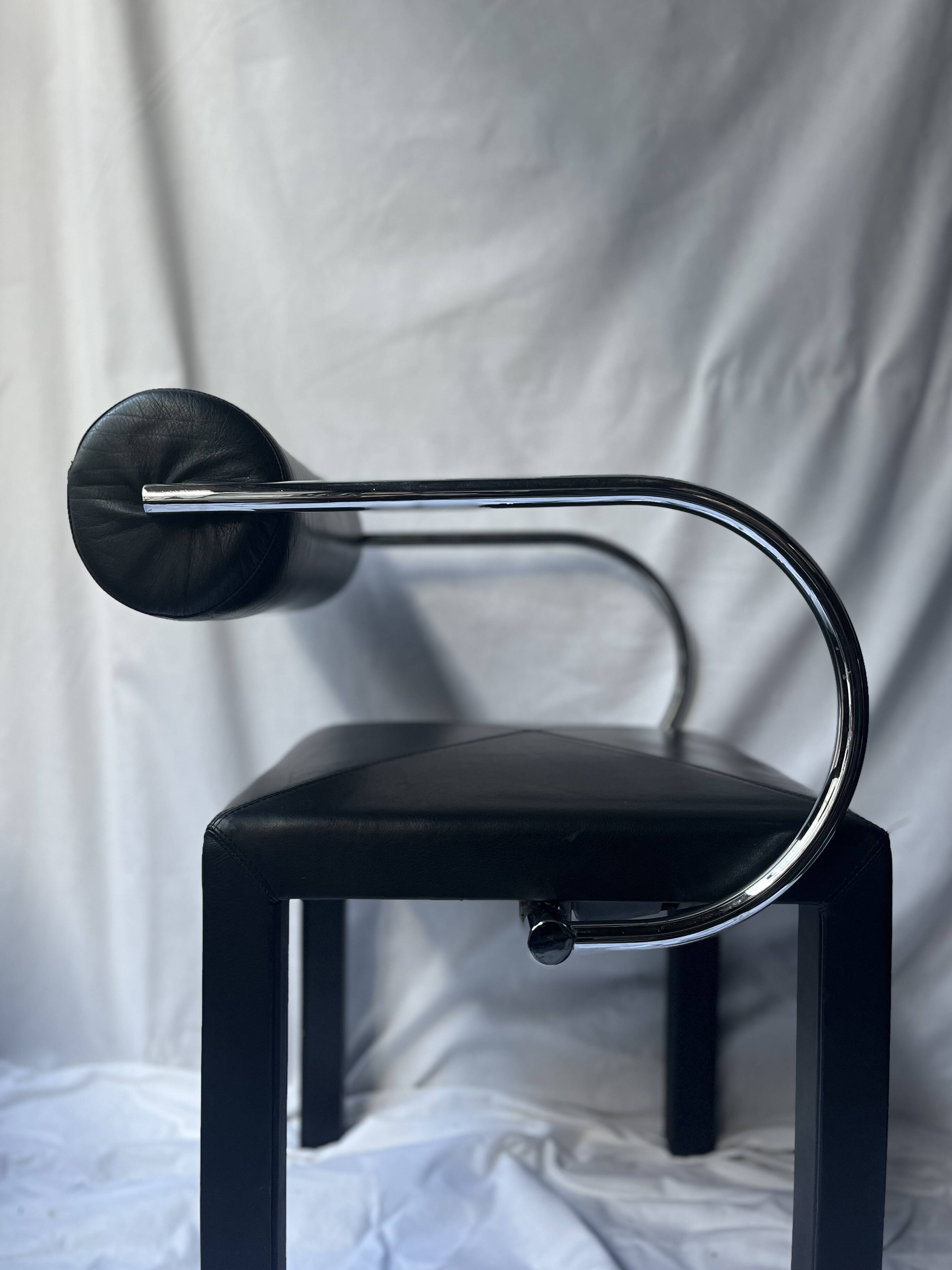 Paire de fauteuil métal et cuir noir "Arconda" par Paolo Piva pour B&B Italia, Italie design 1980