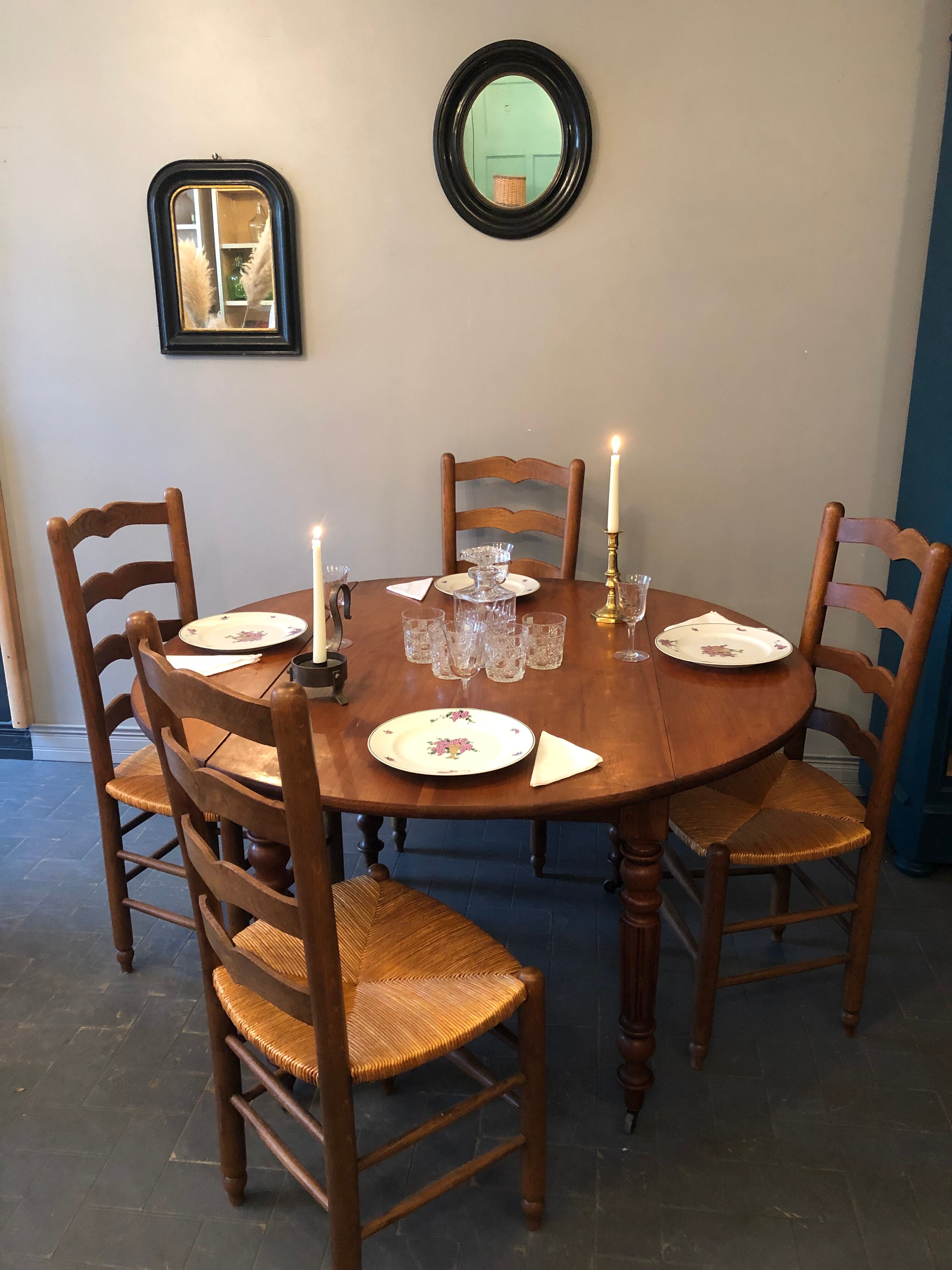 Round table with antique flaps