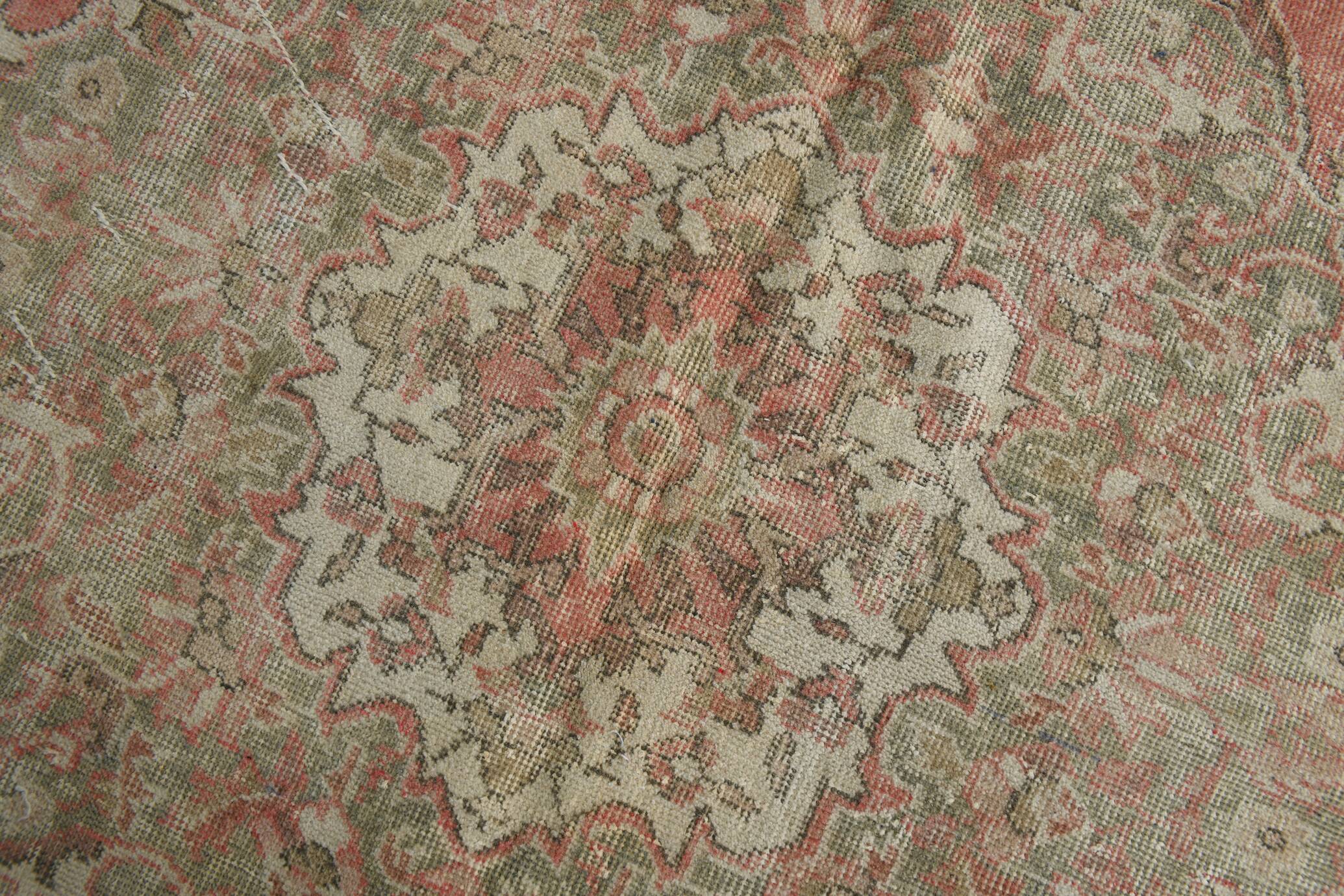Tapis persan ancien noué main rouge corail, médaillon central floral