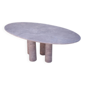 Table à manger ovale en travertin rouge Mario avec pieds en colonne par My Habitat Design