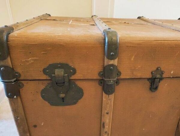 Malle, coffre ancien en bois et laiton