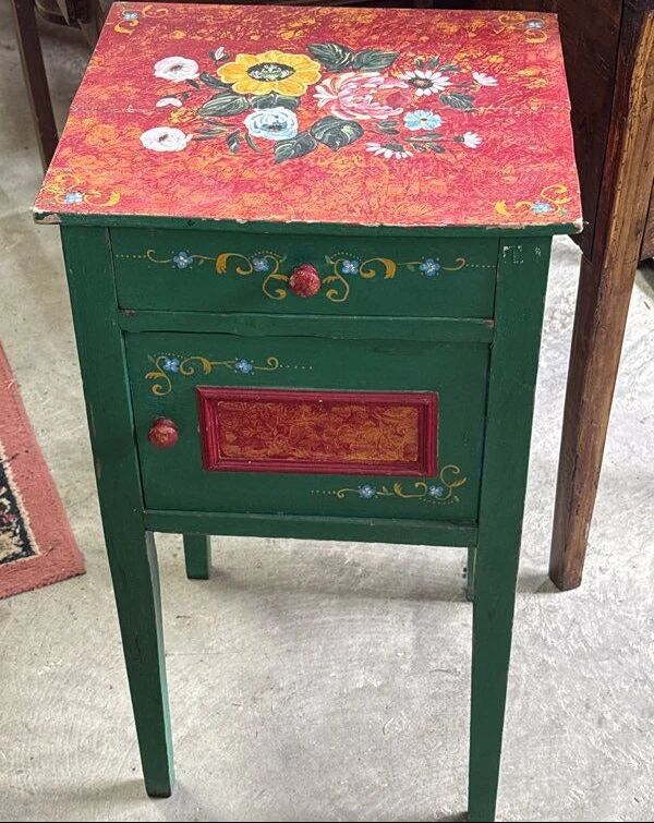 Bedside table – Vintage – Furniture – Painted floral decor