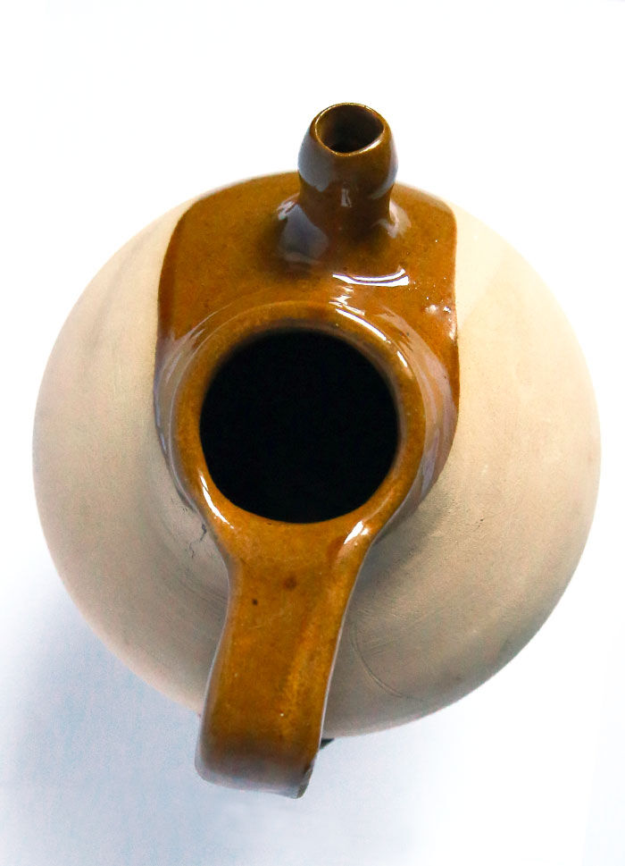 Bozzy family jug in Montottone, Italy