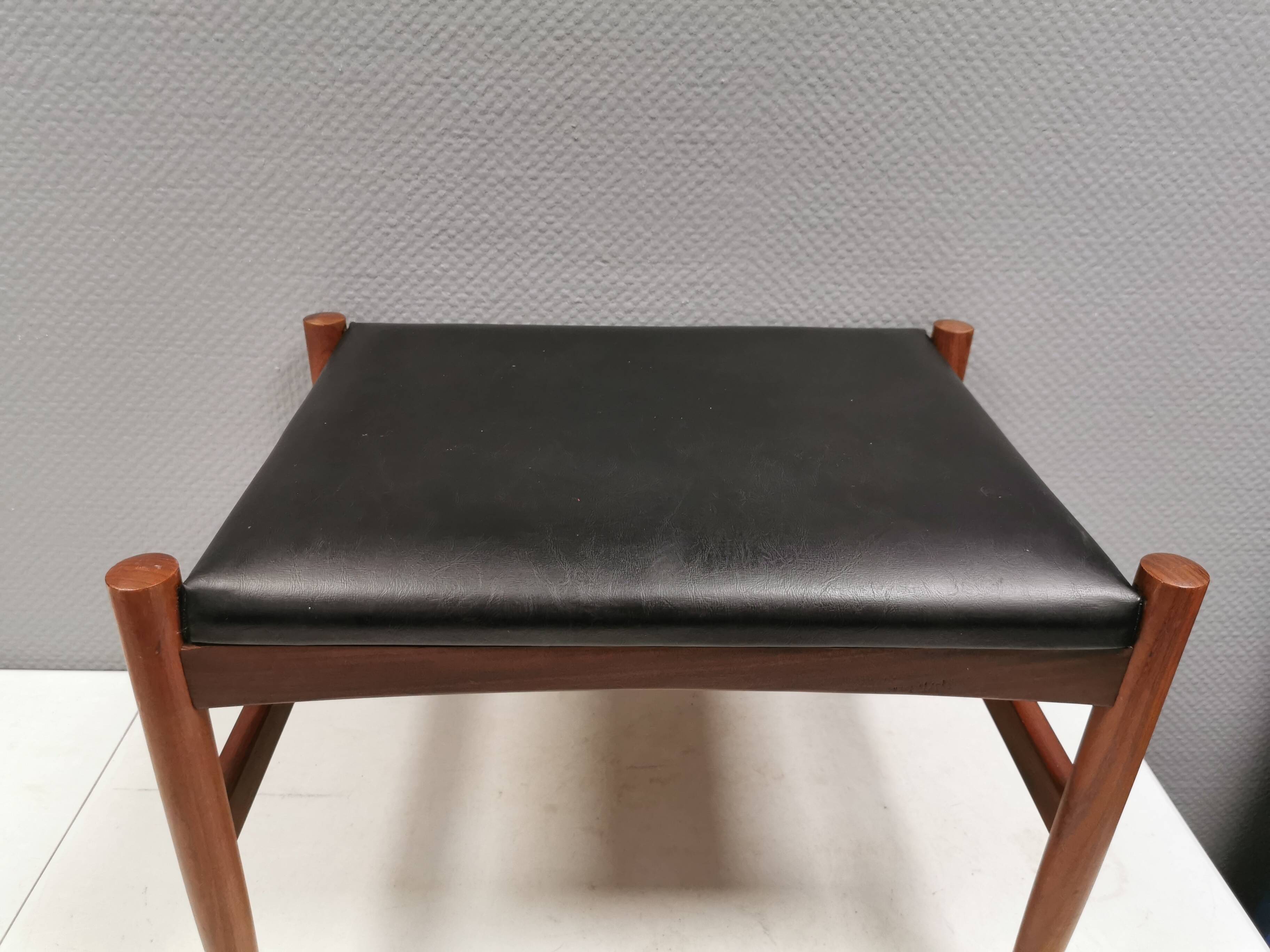 Pouf danois en teck et simili cuir noir 'Skai', années 1960-70.