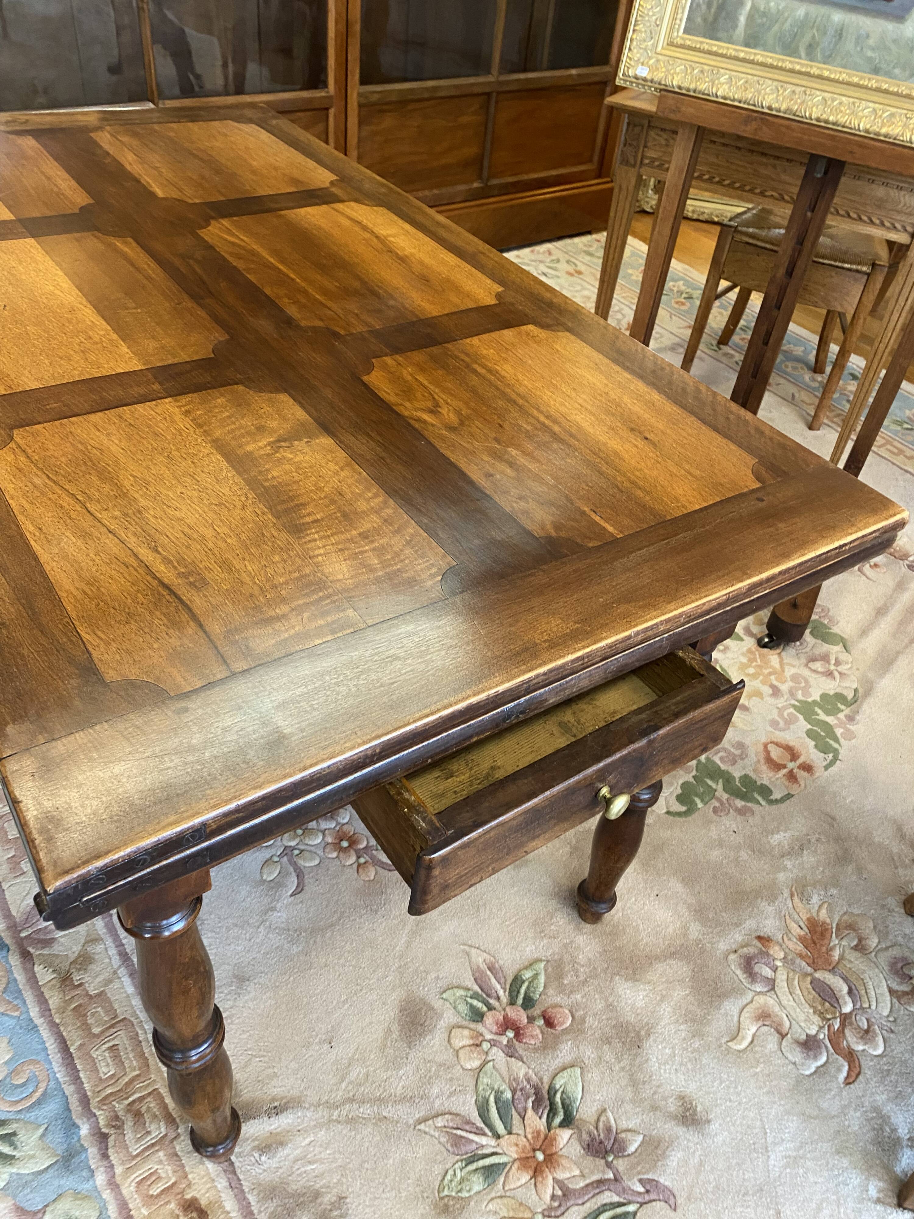 Walnut leaf table, Jacob legs