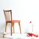 Chaise bistrot années 50 en bois et simili cuir rouge
